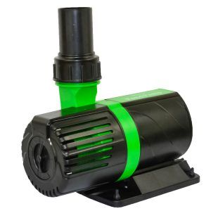 Pompa pentru iazuri 6500 litri/ora este o pompa submersibila amfibie utilizata si ca pompa pentru cascada. Pompa recirculare apa iaz pentru alimentarea filtrelor sau cascade pe marginea iazurilor. Pentru cei ce cauta preturi bune la pompe submersibile si fara a face rabat la calitate pompa submersibila Boyu XL este solutia potrivita. Aceasta pompa poate alimenta un filtru de iaz pentru cei ce detin un iaz de gradina fiind suficient de puternica in acest sens. Pompa pentru iazuri 6500 litri/ora este o solutie ideala pentru recircularea apei in iazuri, cascade, fantani arteziene si alte amenajari acvatice. Aceasta pompa submersibila amfibie poate fi utilizata atat sub apa, cat si pe uscat, fiind potrivita pentru alimentarea filtrelor si asigurand un debit constant si puternic. Datorita tehnologiei avansate de conversie adaptiva a frecventei, pompa asigura performante maxime cu un consum minim de energie electrica. Pompa este proiectata pentru a satisface nevoile diferitelor domenii, de la gradini ornamentale si acvarii, pana la helesteie si piscine. Alegerea perfecta pentru cei care doresc o pompa submersibila eficienta si durabila. Pompă de apă submersibila ce se utilizează atât introdusă în apă cât și pe uscat și care se pretează pentru diverse domenii de activitate cum ar fi: -grădini ornamentale -acvarii de dimensiuni mari și medii -acvarii de prezentare pește viu gen supermarket -bazine de păstrăv -heleștee -iazuri -fântâni arteziene -pompa pentru cascada și alte amenajări de apă -recircularea apei -alimentarea cu apă a diverselor incinte -alimentarea cu apă pentru saune, piscine, bazine cu hidromasaj -sisteme de filtrare a apei -irigații -cascade -alimentarea cu apă a diverselor sisteme de filtrare Caracteristici: Cele mai bune performanțe cu un consum minim de energie electrică datorită tehnologiei de conversie adaptivă a frecvenței în funcție de viteză. Extrem de silentioasă. Se poate folosi atât în apă dulce cât și în apă sărată ( în mediu coroziv) Se poate folosi atât în apă cât și pe uscat. Motor capsulat și extrasigilat pentru lucrul în siguranță în contactul cu apa. Ax ceramic noncoroziv. Model: XL-6500 Voltaj: AC230V. Frecvență: 50 Hz. Consum de energie electrică: numai 50 W. Debit maxim: 6.500 Litri / Oră. Înălțimea coloanei maxime de apă ridicată: 3,8 metri. Diametrul ștuțului de evacuare a apei: 1½ inch. Debit de apă reglabil când ștuțul de sorb nu este montat. Dimensiuni: 225 x 100 x 161 mm. Lungimea cablului electric: 2 metri.