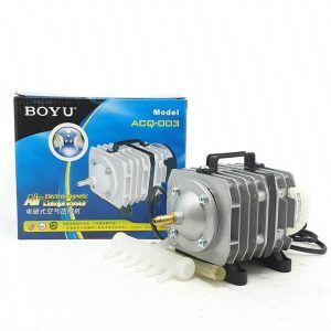 Aerator iaz acvarii sau fose septice 50 l/minut. Compresor aer acvariu, pompa aer iaz, suflanta fosa septica, pompa statie epurare ape uzate. Aeratorul pentru iaz, acvarii sau fose septice cu debit de 50 litri pe minut este solutia ideala pentru oxigenarea eficienta a apei. Acest compresor de aer acvariu este conceput pentru a oferi un flux constant de aer, asigurand astfel o buna ventilatie si oxigenare pentru acvarii, iazuri sau fose septice. Beneficiile utilizarii acestui aerator includ: Eficienta ridicata: Motorul electromagnetic linear asigura o functionare lină și eficienta, cu un consum redus de energie electrica. Zgomot redus: Datorita designului optimizat, aeratorul functioneaza cu un nivel scazut de zgomot, ideal pentru utilizarea in spatii sensibile. Durabilitate: Constructia robusta si materialele de inalta calitate garanteaza o durata lunga de exploatare. Versatilitate: Poate fi utilizat ca pompa aer iaz, suflanta fosa septica sau pompa statie epurare ape uzate, fiind potrivit pentru diverse aplicatii. Caracteristici tehnice: Tensiune alimentare: 220-240V 50-60Hz Putere: 35 W Presiune: 0,028 MPa Debit de aer: 50 L/min Greutate: 1,9 kg Dimensiuni: 183 x 97 x 116 mm Acest aerator de iaz, de acvarii sau de fose septice este esential pentru mentinerea unui mediu acvatic sanatos, asigurand oxigenul necesar pentru pesti si alte vietuitoare acvatice. Fiind un compresor aer acvariu de incredere, acesta reprezinta o alegere excelenta pentru orice sistem de aerare, inclusiv pentru statiile de epurare ape uzate. Indiferent daca ai nevoie de o pompa de aer iaz sau de o suflanta pentru fosa septica, acest model te va ajuta sa mentii un nivel optim de oxigen in apa. Cu acest produs te asiguri ca sistemul tau de aerare functioneaza la parametri optimi. Acest aerator multifunctional se remarca prin capacitatea sa de a imbunatati considerabil calitatea apei in diverse aplicatii acvatice. Fie ca este vorba de mentinerea unui mediu sanatos in acvarii, de aerarea iazurilor pentru a sustine ecosistemele naturale sau de optimizarea proceselor in sistemele de epurare, acest dispozitiv garanteaza o performanta de inalta clasa. Tehnologia incorporata in designul sau asigura nu doar o eficienta energetica, ci si o durabilitate extinsa, reducand necesitatea interventiilor frecvente pentru intretinere. Cu o constructie robusta si materiale de calitate, aeratorul ofera o solutie fiabila si durabila pentru orice utilizator, contribuind la crearea unui mediu acvatic optimizat.