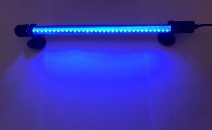 Lampa submersibila LED 30 cm albastra, ideala pentru acvarii, iazuri, arteziene. Descopera cele mai noi modele de lampi subacvatice! Lampi submersibile LED pentru acvarii, iazuri, arteziene. Lampi LED cu iluminare intensa. Aceste modele de lampi subacvatice sunt dotate cu leduri foarte luminoase din punct de vedere al intensitatii luminii folosite la iluminat acvariu atat in apa cat si deasupra acvariului. Lampa submersibila LED 30 cm cu lumina albastra este conceputa special pentru a oferi un iluminat vibrant si intens in acvarii, iazuri sau fantani arteziene. Cu o lungime de 30 cm si 34 de LED-uri puternice si luminoase, aceasta lampa LED asigura o iluminare uniforma si atractiva, perfecta pentru a accentua culorile pestilor si ale plantelor acvatice.