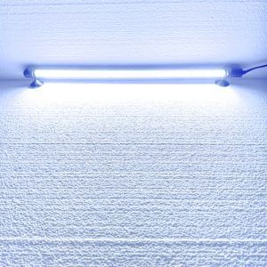 Lampa submersibila acvariu 50 cm iluminat subacvatic sau extern. Lampa iluminare led utila ca lampa leduri acvariu, lampa led iaz, bara led exterior – interior. Lampa iluminare led perfect etansa cu o intensitate suficient de puternica pentru a ilumina cu usurinta masa apei. Sistem de iluminare pe leduri cu o lungime de 50 cm. Led subacvatic foarte luminos si cu o putere mare de penetrare in apa. Lampa submersibila acvariu ce poate fi folosita si in afara apei. Lampa LED Boyu LSL-50 alba este potrivita pentru folosire atat sub apa cat si deasupra apei in acvarii, ca lampa submersibila iaz sau la iluminarea ornamentala a aleilor. De asemenea se poate folosi ca bara led interior la iluminarea rafturilor, vitrinelor, a spatiilor de expunere, mobilier sau oriunde este nevoie de lumina. Poate fi folosita ca sursa principala de lumina cu performante de iluminare deosebite. Se fixeaza cu ventuzele incluse in pachet, este etansa si are control ON/OFF al luminii situat pe alimentator. Lampile LSL sunt complet etanse si pot functiona atat deasupra, cat si sub apa. Lungimea lampii este de 50 cm. Aceasta lampa cu multiple utilizari, cu o putere de 4,5 W si lungime de 50 cm, poate fi utilizata atat sub apa cat si deasupra acesteia. Fiind echipata cu ventuze pentru o fixare sigura, lampa ofera un spectru de lumina alba intensa si destul de puternica pentru a ilumina suficient locul unde aceasta va fi amplasata. Fabricata din materiale de inalta calitate, lampa este etansa si usor de instalat, fara a necesita reglaje de intensitate luminoasa. Caracteristici tehnice: Putere: 4,5W Lungime: 50 cm Culoare lumina: Alb Material: Plastic durabil Compatibilitate: Utilizabila in apa sau pe urcat Accesorii incluse: Ventuze pentru fixare Control: Prevazuta cu intrerupator ON / OFF Mod iluminare: Contine 50 de leduri cu iluminat intens Avantaje: Instalare usoara: Se fixeaza cu ventuzele pe sticla acvariului sau folositi alte metode de sustinere pentru iluminarea incintelor Versatilitate: Poate fi utilizata atat sub apa cat si deasupra apei Eficienta energetica: Consumul redus de energie Siguranta: Etansata complet pentru a functiona atat deasupra, cat si sub apa Continutul pachetului: Lampa Ventuze Ambalaj de carton si tipla de plastic transparent Lampile cu LED submersibile LSL de la BOYU sunt concepute pentru a oferi o iluminare optima. Aceste lampi sunt complet etanse, ceea ce le permite sa functioneze atat deasupra cat si sub apa, oferind o versatilitate crescuta pentru diferite tipuri de utilizari. Aceste lampi sunt proiectate pentru a functiona eficient atat sub apa cat si deasupra apei. Aceasta caracteristica le face ideale pentru diverse aplicatii, fie ca sursa principala de lumina sau ca iluminare suplimentara pentru accentuarea unor zone specifice. Cu o lungime de 50 cm, lampile cu LED submersibile LSL sunt potrivite pentru spatii diferite marimi. Ele ofera o putere de iluminare suficienta pentru a acoperi spatii largi. Fiind echipate cu LED-uri eficiente din punct de vedere energetic, aceste lampi consuma mai putina energie comparativ cu alte tipuri de iluminare, reducand astfel costurile de operare pe termen lung.