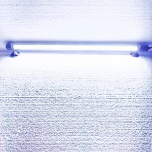 Sistem iluminare acvariu 77 leduri 60 cm lumina alba, ideal pentru iluminarea acvariilor si iluminatul subacvatic al iazurilor si fantanilor arteziene. Sistem iluminare 77 leduri pentru acvariu – Solutia perfecta pentru acvariul tau si decoratiuni acvatice! Sistemul iluminare 77 leduri pentru acvariu este alegerea ideala pentru orice pasionat de acvaristica sau pentru cei care doresc sa creeze un decor spectaculos in jurul iazurilor si fantanilor arteziene. Cu o lungime de 60 cm si echipat cu 77 de leduri puternice ce emit lumina alba, acest sistem ofera o iluminare intensa, perfecta pentru evidentierea vegetatiei si a vietuitoarelor din acvariile de dimensiuni medii si mari. Caracteristici principale: Lungime: 60 cm, potrivit pentru acvarii cu aceeasi dimensiune sau mai mari. Leduri subacvatice luminoase: Cele 77 de leduri asigura o putere mare de penetrare a luminii in apa, garantand o iluminare uniforma si stralucitoare a acvariului. Eficienta energetica: Cu un consum redus de doar 5,5 W, acest sistem de iluminare ofera un raport excelent intre luminozitate si consumul de energie, contribuind la economisirea energiei electrice. Durata lunga de viata: Ledurile sunt concepute sa functioneze pe termen lung, asigurand astfel o performanta constanta si o iluminare stabila. Beneficii: Iluminarea acvariilor: Sistemul este ideal pentru orice tip de acvariu, accentuand culorile pestilor si oferind un mediu optim pentru dezvoltarea plantelor acvatice. Iluminatul subacvatic al iazurilor si fantanilor arteziene: Aceasta lampa este excelenta si pentru decorarea iazurilor sau fantanilor arteziene, aducand un plus de estetica si vizibilitate in timpul noptii. Flexibilitate in utilizare: Poate fi montata atat deasupra acvariului, cat si complet submersata, in functie de preferintele utilizatorului si de designul acvariului. Design si siguranta: Constructie etansa: Sistemul este construit cu o etansare excelenta, permitand folosirea in conditii de siguranta deplina atat in apa, cat si in medii umede. Intrerupator ON/OFF: Acesta permite pornirea si oprirea rapida si usoara a iluminarii, oferind un control convenabil asupra iluminarii acvariului. Aplicatii multiple: Acest sistem iluminare 77 leduri pentru acvariu este perfect pentru iluminarea acvariilor de apa dulce sau sarata, fiind compatibil cu diverse tipuri de vietuitoare acvatice si plante. De asemenea, este o solutie excelenta pentru iluminatul subacvatic al iazurilor sau fantanilor arteziene, adaugand un efect vizual impresionant si transformand orice spatiu intr-un loc deosebit. Achizitionand acest sistem, vei beneficia de o lampa premium, la un pret accesibil, care imbina eficienta, calitatea si siguranta. Indiferent daca doresti sa creezi un mediu sanatos pentru pestii tai sau sa aduci un plus de eleganta gradinii tale, acest sistem este alegerea potrivita!
