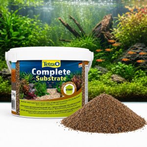 Substrat plante acvariu Tetra Complete Substrate 2.5 kg cu granule nutritive prezentate langa ambalaj, pe fundal cu acvariu plantat.