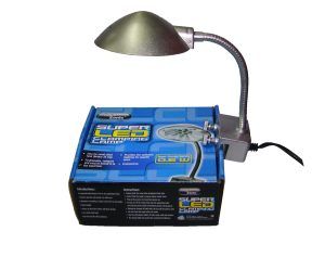 Mini lampa acvariu LED 0,6W argintie perfecta pentru iluminatul acvariilor nano. Lampa LED acvariu mic cu design compact si consum redus de energie. Aceasta Mini lampa acvariu LED este solutia ideala pentru iluminatul eficient si estetic al acvariilor mici, cunoscute si sub denumirea de acvarii nano. Cu un consum extrem de redus de energie de doar 0,6 W, acest model de Lampa LED acvariu mic este perfect adaptat pentru acvarii cu un volum de pana la 20 de litri, asigurand o lumina clara si stralucitoare care scoate in evidenta frumusetea pestilor si a plantelor acvatice.