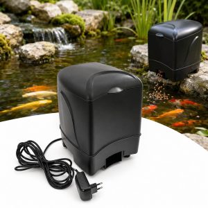 Hranitor automat pesti iaz Pondpro EcoFresh cu adaptor si scenariu de utilizare langa iaz cu pesti koi