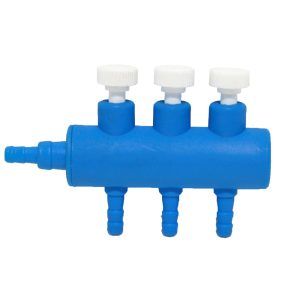 Teu aer distribuitor cu 3 robineti, ideal ca distribuitor de aer cu reglaj aer precis. Perfect pentru distribuitor aer sistem aerare acvariu! Gestioneaza aerul din acvariu sau din sistemele tale de aerare cu Teu aer distribuitor cu 3 robineti, o solutie compacta, eficienta si usor de utilizat. Acest distribuitor de aer este conceput pentru a ramifica fluxul de aer catre trei obiective distincte, oferindu-ti control total asupra debitului prin robinetii individuali. Fabricat din materiale de calitate si compatibil cu furtunuri de aer de 4 mm, acest produs este indispensabil pentru orice acvarist sau utilizator de sisteme de aerare.