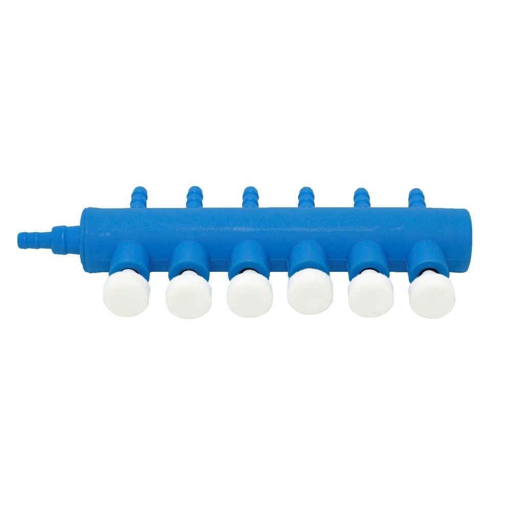 Aplicatii recomandate pentru Teu distributie aer Administrarea aerului in acvarii multiple: Perfect pentru acvaristi care detin mai multe acvarii sau pentru cei care au nevoie de aer distribuit la mai multe filtre sau decoratiuni din acelasi acvariu. Conectare la filtre interne actionate de aer: Acest distribuitor aer acvariu este excelent pentru conectarea la filtre interne pentru acvarii actionate de catre admisia de aer care necesita un flux constant de aer pentru a functiona eficient. Pietre de aer si decoratiuni acvatice: Utilizeaza teul de distributie aer pentru a alimenta simultan mai multe pietre de aer sau decoratiuni care genereaza bule, imbunatatind aspectul si sanatatea acvariului tau. Sisteme comerciale de acvarii: Ideal pentru magazine de specialitate sau expozitii care necesita o gestionare eficienta a aerului in mai multe acvarii sau puncte de distributie. Specificatii tehnice ale Teului distributie aer din plastic cu 6 iesiri Material: Plastic albastru, robineti albi Numar iesiri: 6, fiecare cu reglaj individual Dimensiuni: Lungime totala: 135 mm Grosime corp: 20 mm Inaltime (de la robinet la stutul de aer): 53 mm Compatibilitate: Furtunuri de aer cu diametrul interior de 4 mm De ce sa alegi Teul distributie aer din plastic cu 6 iesiri reglaj fin? Acest Teu distributie aer este solutia perfecta pentru gestionarea fluxului de aer in acvariile tale. Indiferent daca esti un pasionat de acvaristica sau detii un magazin specializat, acest dispozitiv simplifica distributia aerului catre mai multe puncte, oferind control si precizie. Functionalitatea reglajului individual si materialele durabile fac din acest Teu aer o alegere ideala pentru utilizarea pe termen lung. Cu un design compact, usor de instalat si versatil, acest distribuitor aer aduce beneficii evidente pentru sanatatea si aspectul acvariului tau. Creeaza un mediu optim pentru vietuitoarele acvatice si mentine echilibrul perfect al fluxului de aer. Alege acum Teul distributie aer din plastic cu 6 iesiri reglaj fin si imbunatateste eficienta si aspectul acvariilor tale. Un produs indispensabil pentru o gestionare inteligenta si eficienta a fluxului de aer in acvariu!