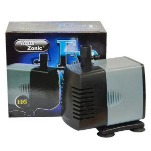 Pompa submersibila arteziana 3000 litri/h Evo 5 este un model de pompa apa submersibila folosita ca pompa de fantana arteziana sau pompa cascada. Pompele submersibile EVO de asemenea se preteaza ca pompe apa gradina datorita debitului generos de 3000 litri/h la iesirea apei din pompa. Vindem direct din stoc cu livrare imediată pompe de apă. Prețuri de importatori. Pompa de apă acvariu sau fântână arteziană Evo 5 Submersible Pump este o pompă de apă putenica și silentioasă de cea mai bună calitate. Se poate folosi în egală măsură atât pentru fântânile arteziene, crearea unor căderi de apă cât și acvarii de apă dulce. Detalii tehnice: Debit maxim: 3000 l/h. Înălțimea coloanei maxime de apă ridicată: 2,47 metri. Consum electric: 60 W. Tensiune alimentare: 220 V. Dimensiuni pompă: Lungime = 13,8 cm. lățime = 8,7 cm. Înălțime = 10 cm. Înălțime totală inclusiv a sistemului de prindere cu ventuze de la baza pompei = 11,5 cm. Diametru ștuț evacuare apă: 19 mm. Diametru interior ștuț evacuare apă: 15,5 mm. Lungimea cablului electric de alimentare = 136 cm.