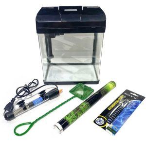Acvariu pesti mic echipat cu lumina, filtru si accesorii. Acvariu complet echipat confectionat din sticla cu sistem de filtrare si iluminare led. Acvariu pesti mic confectionat din sticla cu sistem de filtrare si iluminare led. Pachetul de baza creaza un acvariu complet prin adaugarea incalzitorului, termometrului, minciogului si a fundalului in varianta de echipare standard. Acvariu gata de a fi pus in functiune dotat cu un sistem de iluminare 7 X LED (4 X daylight + 3 bluelight) face acest tip de acvariu unul din cele mai luminoase întâlnite la acvariile de aceste dimensiuni. Intrerupator ON/OFF pe cablul de alimentare al sistemului de iluminare. Sistem de filtrare on top 2,5W cu un debit de filtrare de 180 l/oră și material filtrant din pâslă filtrare bio-mecanică inclus. Datorită dimensiunilor reduse se poate amplasa aproape oriunde. Acvariul are geamul frontal si cele doua laterale sunt formate din aceasi bucata de sticla. Culoare: negru. Acvariu iluminare LED pentru un consum scazut de energie electrica si un iluminat eficient. Dimensiunile exterioare ale acvariului sunt: 23cm (Lungime) x 16cm (latime) x 27,5cm (înălțime). Rezulta un volum total de 10,12 litri. Dimensiunile interioare ale acvariului: 22,2cm (Lungime) x 15cm (latime) x 21,9cm (înălțime) rezultand un volum real de 7,29 litri. Grosime geam: 4mm. Termometrul este un termometru card digital care se aplica pe exteriorul acvariului si este dotat cu celule termosensibile ce indica temperatura apei din acvariu prin modificarea culorii. Incalzitorul de 25W este un incalzitor cu termostat strict necesar unui acvariu deoarece pestii exotici au nevoie de o sursa de caldura in apa pentru a asigura temperatura optima necesara. In lipsa unui incalzitor acestia risca sa se imbolnavesca foarte usor. O temperatura scazuta in acvariu poate provoca usor decesul pestilor exotici. Dotat senzor bimetal ce controleaza oprirea automata a incalzitorului atunci cand se atinge in acvariu temperatura setata. Minciogul este cu plasă fină de calitate superioară ce poate fi utilizat inclusiv în spații reduse ca dimensiune. Fundalul cu 2 fete este un decor foto din folie de plastic destinat ornarii spatelui acvariului. Se aplica cu usurinta pe exteriorul (recomandat ) sau interiorul geamului din spate al acvariului lipindu-l cu silicon. Excesul de material se indeparteaza cu un cutter.