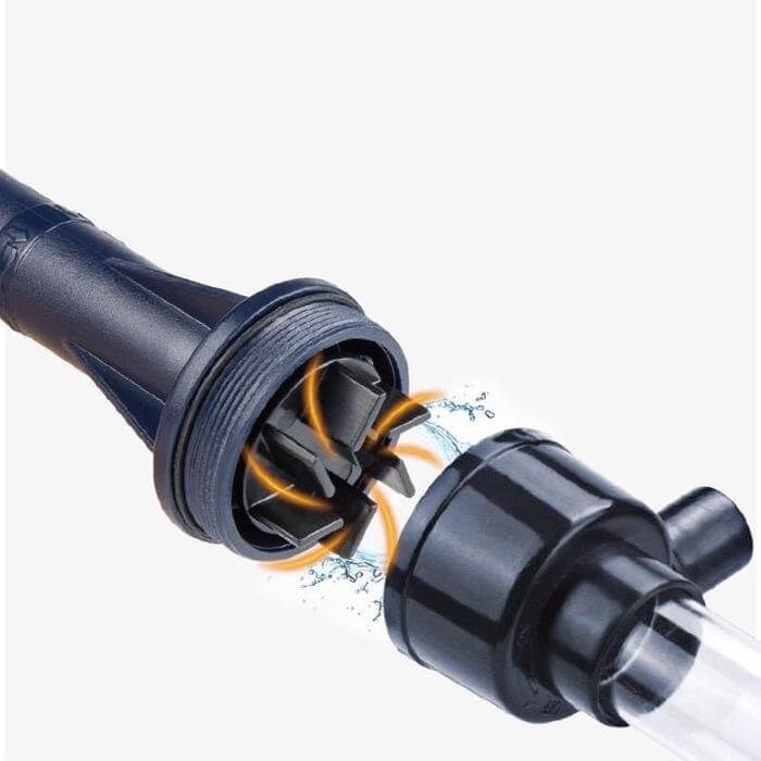 Sifonator electric acvariu pe baterii model L68 3 Sifonator electric acvariu pe baterii model L68. Acest aspirator acvariu este o pompa curatare acvariu actionata de un motor electric pe baterii cu rol de curatare a substratului si schimb de apa. Sifonator electric acvariu simplu si eficient in colectarea mizeriei din substrat. Aspirator substrat acvariu multifuncțional – Acest Sifonator electric acvariu pe baterii pentru acvariu este instrumentul ideal de curățare și întreținere a acvariului fiind un produs multifuncțional ce ajută la colectarea mizeriei dein acvariu, curățarea substratului și schimbul de apă fără efort. Aspirator acvariu diferit de sifonatorul tradițional care necesită apăsare manuală pentru a funcționa, sifonatorul electric pentru acvariu pe baterii este mai rapid, mai eficient și mai convenabil. Pornește la o simplă apăsare de buton și reușește să colecteze mizeria din acvariu pe care majoritatea sistemelor de filtrare nu o pot asimila. Aspirator acvariu cu lungime reglabilă a tubului – Trei tuburi de diferite lungimi pot fi combinate în mod liber iar lungimea maximă a combinației tubului de absorbție este de 60 cm. Potrivit pentru acvarii mici, medii și mari. Poate fi folosit cu tubulatura standard la acvarii cu înălțimea coloanei de apă cuprinsă în intervalul 33 – 60 cm. Utilizarea la acvarii cu înălțimea coloanei de apă mai mică de 33 cm este posibilă cu scurtarea prin tăiere a țevii transparente de sorb. Astfel aspiratorul poate fi folosit la acvarii cu înălțimea coloanei de apă de până la 22 cm. NOTĂ Pentru a vă asigura că folosiți corect produsul nu utilizați continuu mai mult de 30 de minute și nu scufundați compartimentul bateriei în apă. Pentru a asigura o aspirație puternică trebuie să utilizați produsul la nivelul apei indicat pe corpul sifonatorului în linia de limită minimă și maximă a apei înainte de a apăsa butonul de alimentare. Culoare: gri cu tubulatură transparentă. Necesită 2 baterii de tip C de 1,5 V (nu sunt incluse). Aspirator acvariu cu săculeț pentru colectarea mizeriei și furtun de schimbare a apei incluse. Dotat cu o pompă de apă cu un debit aproximativ de 520 litri/oră