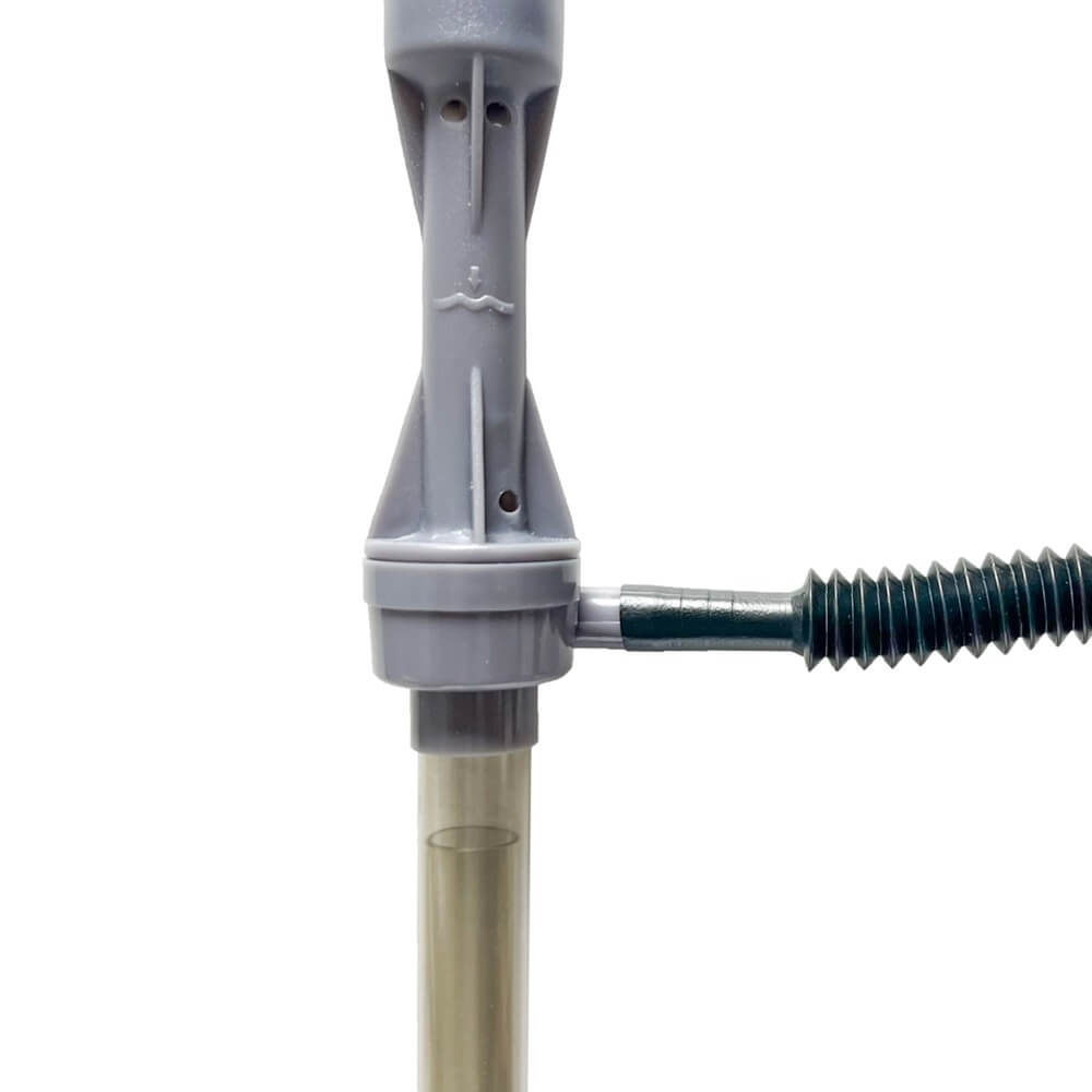 Sifonator electric acvariu pe baterii model L68 20 Sifonator electric acvariu pe baterii model L68. Acest aspirator acvariu este o pompa curatare acvariu actionata de un motor electric pe baterii cu rol de curatare a substratului si schimb de apa. Sifonator electric acvariu simplu si eficient in colectarea mizeriei din substrat. Aspirator substrat acvariu multifuncțional – Acest Sifonator electric acvariu pe baterii pentru acvariu este instrumentul ideal de curățare și întreținere a acvariului fiind un produs multifuncțional ce ajută la colectarea mizeriei dein acvariu, curățarea substratului și schimbul de apă fără efort. Aspirator acvariu diferit de sifonatorul tradițional care necesită apăsare manuală pentru a funcționa, sifonatorul electric pentru acvariu pe baterii este mai rapid, mai eficient și mai convenabil. Pornește la o simplă apăsare de buton și reușește să colecteze mizeria din acvariu pe care majoritatea sistemelor de filtrare nu o pot asimila. Aspirator acvariu cu lungime reglabilă a tubului – Trei tuburi de diferite lungimi pot fi combinate în mod liber iar lungimea maximă a combinației tubului de absorbție este de 60 cm. Potrivit pentru acvarii mici, medii și mari. Poate fi folosit cu tubulatura standard la acvarii cu înălțimea coloanei de apă cuprinsă în intervalul 33 – 60 cm. Utilizarea la acvarii cu înălțimea coloanei de apă mai mică de 33 cm este posibilă cu scurtarea prin tăiere a țevii transparente de sorb. Astfel aspiratorul poate fi folosit la acvarii cu înălțimea coloanei de apă de până la 22 cm. NOTĂ Pentru a vă asigura că folosiți corect produsul nu utilizați continuu mai mult de 30 de minute și nu scufundați compartimentul bateriei în apă. Pentru a asigura o aspirație puternică trebuie să utilizați produsul la nivelul apei indicat pe corpul sifonatorului în linia de limită minimă și maximă a apei înainte de a apăsa butonul de alimentare. Culoare: gri cu tubulatură transparentă. Necesită 2 baterii de tip C de 1,5 V (nu sunt incluse). Aspirator acvariu cu săculeț pentru colectarea mizeriei și furtun de schimbare a apei incluse. Dotat cu o pompă de apă cu un debit aproximativ de 520 litri/oră