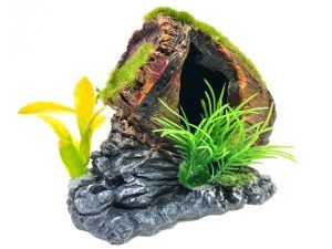 Ornament butoi pentru acvariu cu moss si plante artificiale, solutie ideala pentru decorare acvariu. Aceste decoratiuni acvarii sunt ornamente acvarii rezistente, oferind o ascunzatoare unica pentru pesti.