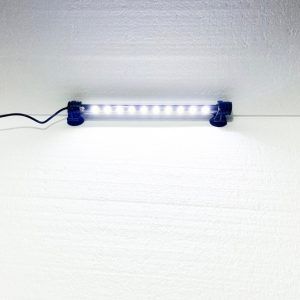Corp iluminat led acvariu 26 cm, perfect pentru iluminat subacvatic. Ideal pentru lumina acvarii, iazuri, arteziene si gradini, pe uscat sau in apa. Lampa led pentru iluminatul subacvatic si decorativ Transforma-ti acvariul si spatiile exterioare cu Corp iluminat led acvariu 26 cm lumina alba! Acest produs ofera o solutie excelenta pentru iluminat subacvatic si decorativ in medii umede sau uscate, fiind ideal pentru acvarii, iazuri, arteziene si gradini. Caracteristici: Dimensiune: 26 cm, potrivita pentru acvarii de pana la 30-40 cm lungime. Iluminare: 20 LED-uri albe Bio Spectrum, oferind o lumina clara, intensa si uniforma. Consumul de energie: Doar 4W, asigurand o eficienta energetica ridicata. Clasificare IP67: Complet submersibila, protejata impotriva prafului si apei. Buton ON/OFF: Pozitionat pe transformatorul electric pentru un control facil. Beneficii: Iluminat subacvatic optim: Ideal pentru a scoate in evidenta frumusetea acvariilor, iazurilor si artezienelor. Versatilitate: Poate fi utilizata atat sub apa, cat si pe uscat, fiind potrivita pentru decorarea gradinilor si spatiilor verzi. Economie de energie: Consumul redus de energie contribuie la economii semnificative pe termen lung. Durabilitate: Lampa LED rezistenta, cu o durata de viata extinsa, garantand performanta in orice conditii de mediu. Aplicatii: Lumina acvarii: Ofera o iluminare uniforma si sanatoasa pentru flora si fauna acvatica. Iazuri si artezienele: Adauga un efect vizual spectaculos si elegant. Lumina gradini: Ideal pentru iluminarea trotuarelor, gardurilor sau spatiilor verzi. Interior si Exterior: Poate fi folosita pentru a ilumina rafturi, mobilier sau diverse incaperi, aducand un plus de stil si lumina. Alege Corpul de iluminat led acvariu 26 cm lumina alba pentru a aduce un plus de lumina, eficienta si eleganta in orice spatiu acvatic sau gradina!
