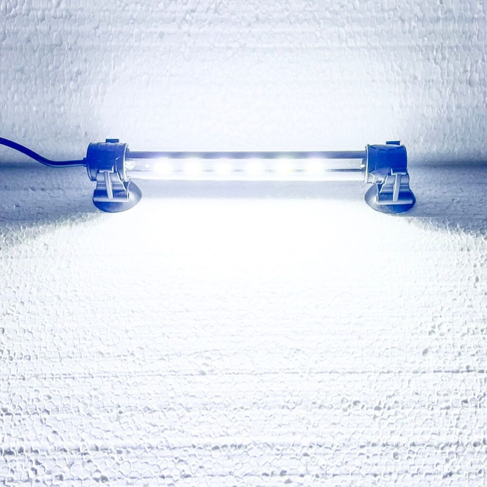 Lampa acvariu cu leduri 17 cm lumina alba 4 Lampa acvariu cu leduri 17 cm, lumina alba rece, ideala pentru ambient si sanatatea pestilor. Lampa acvariu led eficienta, din categoria produse de iluminat acvarii cu leduri acvariu durabile.