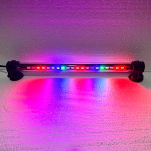 Sistem de iluminat acvariu 26 cm cu leduri RGB, ideal ca Led bar pentru acvarii, iluminat subacvatic, lumini gradini, iluminat incaperi sau mobilier. Sistem de iluminat acvariu multicolor cu reglajul culorilor de iluminare. Led bar pentru acvarii, iluminat subacvatic, lumini gradini, incaperi, mobilier si multe altele cu 20 leduri iluminat intens. Lampa led submersibila multicolora din gama de lampi subacvatice colorate ce asigura un iluminat clar, intens si stralucitor. Lampa LED ce se poate folosi atat pe uscat cat si introdusa in apa. O solutie excelenta pentru iluminatul acvariilor, in iazuri, fantani arteziene, gradini, etc. De asemenea poate ilumina diverse incinte, incaperi, rafturi, mobilier sau poate fi folosita in exterior pentru iluminarea spatiilor verzi, trotuare garduri si multe altele cu conditia ca transformatorul si stecherul sa fie ferite de contactul cu apa sau alti factori externi de risc. Îmbunătățește instant aspectul acvariului sau a spațiului unde este amplasată lampa prin adaugarea de lumină compozită ce va fi focalizată direct pe plante sau ornamente cu o excelentă rată de penetrare a luminii în masa apei. Lampa LED cu lumina mix color, clara si intensa. Buton de reglaj al modului de functionare pozitionat pe transformatorul electric. Lampa LED complet submersibila clasificata IP67. Consumul electric de numai 3W asigura o eficienta maxima de iluminare cu o economie semnificativa de energie electrica. Bio spectrumul luminos face ca aceasta lampa sa faca fata cu succes nevoii de iluminare a acvariilor cu o lungime de maxim 30-40 cm.