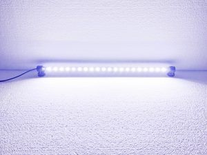 Lampa led acvariu 72 cm 26 leduri, 11W, ideala pentru iluminat interior in acvarii, incaperi, iazuri sau arteziene. Lumini acvariu led si lumini subacvatice. Lampa LED acvariu 72 cm 26 leduri, 11W, lumina alba – Iluminat eficient si versatil pentru acvarii si spatii subacvatice ​ Lampa LED acvariu 72 cm 26 leduri, 11W, este solutia perfecta pentru cei care cauta un sistem de iluminare eficient si versatil, ideal pentru iluminat interior in acvarii, incaperi, iazuri sau arteziene. Cu o lungime de 72 cm, aceasta lampa cu 26 de LED-uri asigura o iluminare intensa si uniforma, fiind compatibila cu o varietate de aplicatii, atat in spatii interioare, cat si exterioare. Caracteristici principale: Dimensiuni ideale: Lungimea de 72 cm face ca aceasta lampa sa fie perfecta pentru acvarii de dimensiuni medii, oferind o acoperire optima pentru acvarii cu lungimi de pana la 80 – 90 cm. Putere si eficienta: Cu un consum redus de 11W, lampa asigura un iluminat intens si eficient din punct de vedere energetic, oferind o lumina alba clara si stralucitoare. Clasificare IP67: Complet submersibila, aceasta lampa LED este rezistenta la apa, avand un nivel de protectie IP67, ceea ce o face sigura pentru utilizare in orice mediu umed sau subacvatic. Beneficii si aplicatii multiple: Iluminat interior in acvarii: Lampa este conceputa special pentru acvarii, accentuand culorile naturale ale pestilor si ajutand la dezvoltarea plantelor acvatice, oferind un bio spectru luminos adaptat nevoilor acestora. Lumini acvariu led pentru iazuri si fantani arteziene: Ideala si pentru decorarea iazurilor, fantanilor sau altor structuri acvatice, creand efecte vizuale impresionante atat ziua, cat si pe timp de noapte. Iluminat versatil in incaperi si spatii exterioare: Lampa poate fi utilizata si pentru iluminatul rafturilor, mobilierului, incintelor sau chiar in spatii exterioare, cum ar fi gradini, trotuare, garduri, cu conditia ca transformatorul si stecherul sa fie protejate de umezeala sau factori externi de risc. Functionalitate si usurinta in utilizare: Montaj simplu: Echipata cu 2 ventuze, lampa poate fi fixata cu usurinta pe suprafete netede, cum ar fi geamurile acvariilor, garantand o instalare stabila si rapida. Buton ON/OFF: Pozitionat pe transformatorul electric, butonul permite controlul rapid si facil al luminii, astfel incat utilizatorii sa poata porni sau opri lampa cu usurinta. Cabluri de alimentare suficient de lungi: Lampa dispune de un cablu de alimentare de 79 cm de la lampa la droser si de 20 cm de la droser la stecher, asigurand flexibilitate in montaj. Performanta si siguranta: Lampa LED acvariu 72 cm 26 leduri este alimentata la 240V si 60Hz, oferind un flux luminos constant si stabil, potrivit pentru acvarii de apa dulce, incaperi, iazuri sau arteziene. Ledurile sunt eficiente din punct de vedere energetic, contribuind la reducerea consumului de energie, fara a compromite calitatea luminii. Cu o durabilitate ridicata si o protectie solida impotriva factorilor de mediu, lampa este conceputa pentru a oferi performante pe termen lung. Specificatii tehnice: Numar leduri: 26 Lungime lampa: 72 cm Diametru lampa: 18 mm Putere: 11W Clasificare: IP67, complet submersibila Culoare lumina: Alb Lungimea cablului de alimentare de la lampa la droser: 79 cm. Lungimea cablului de alimentare de la droser la stecher: 20 cm. Acest produs este solutia ideala pentru iluminatul interior in acvarii, incaperi, iazuri sau arteziene, fiind un element esential pentru orice pasionat de acvaristica sau pentru cei ce doresc sa creeze decoruri acvatice spectaculoase. Lumini acvariu led eficiente si versatile, lampa LED submersibila transforma orice spatiu acvatic intr-un mediu fascinant si sanatos pentru vietuitoarele acvatice si plante.