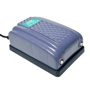 Pompa acvariu externa de aer 2 iesiri 2 X 4 l/min pentru aerarea acvariilor de pana in 140 de litri. Pompa acvariu cu 2 iesiri si 2 trepte ale debitului de aer: mai tare sau mai incet. Durată de viață mare raportată la un regim de funcționare permanent. Funcționează la coloane de apă de până la 50 centimetri. Număr ieșiri aer: 2. Debit de aer maxim: 2 X 4 litri / minut (480 litri / oră). Presiune: 0,02Mpa Consum electric: numai 5 W. Dimensiuni: 12 cm (Lungime) x 8 cm (lățime) x 5 cm (înălțime) Datorită dimensiunilor sale mici este ușor ca pompa acvariu externa de aer 2 iesiri 2 X 4 l/min să fie poziționată în spatele acvariului. Poate funcționa 24 de ore pe zi și se conectează la furtunul standard de aer pentru acvarii de 6 mm. Pompa de aer este echipată cu o ureche de prindere care îi permite să funcționeze și în poziția agățată. Dimensiunea contează – Această pompa de aer acvariu are dimensiuni mici ceea ce conferă un mare avantaj. Poate fi așezată cu ușurință lângă acvariu sau în spatele acestuia – va deveni practic invizibilă. Acvariul va atrage atenția iar pompa de aer își va face treaba în fundal. Cele patru piciorușe de cauciuc reduc vibrațiile pompei și minimizează zgomotul de funcționare. Pompa de aer acvariu are o culoare interesantă de grafit și forma sa o face să arate grozav. Culorile moderne se vor potrivi foarte bine în decorul casei tale. Întotdeauna gata – Pompa de aer poate funcționa fără întrerupere – 24 de ore pe zi. Este de încredere în furnizarea continuă a aerului necesar acvariului. Rezistență la apă IPX4 – Pompa de aer a fost proiectată astfel încât să nu se teamă de stropire. Pompa acvariu externa de aer 2 iesiri 2 X 4 l/min este extrem de eficientă din punct de vedere energetic. Consumul de energie electrică este de doar 5W.