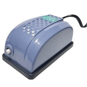 Pompa oxigen acvariu cu o iesire debit 3.5 l/min pentru aerarea acvariilor de pana in 70 de litri. Pompa acvariu pesti cu o iesire. Cu 2 trepte ale debitului de aer: mai tare sau mai incet. Pompa oxigen acvariu cu durata de viata mare raportata la un regim de functionare permanent. Aceasta pompa acvariu pesti pentru aerarea acvariilor functioneaza la coloane de apa de pana la 40 centimetri. Numar iesiri aer: 1. Debit de aer maxim: 3,5 litri / minut (210 litri / ora). Presiune: 0,02Mpa Consum electric: numai 3 W. Dimensiuni: 10 cm (Lungime) x 5,5 cm (latime) x 4,5 cm (inaltime) Datorita dimensiunilor sale mici este usor ca pompa oxigen acvariu cu o iesire sa fie pozitionata in spatele acvariului. Poate functiona 24 de ore pe zi si se conecteaza la furtunul standard de aer pentru acvarii de 6 mm. Pompa de aer este echipata cu o ureche de prindere care ii permite sa functioneze si in pozitia agatata. Dimensiunea conteaza – Aceasta pompa acvariu pesti are dimensiuni mici ceea ce confera un mare avantaj. Poate fi asezata cu usurinta langa acvariu sau in spatele acestuia – va deveni practic invizibila. Acvariul va atrage atentia iar pompa de aer isi va face treaba in fundal. Cele patru picioruse de cauciuc reduc vibratiile pompei si minimizeaza zgomotul de functionare. Pompa de aer are o culoare interesanta de grafit si forma sa o face sa arate grozav. Culorile moderne se vor potrivi foarte bine in decorul casei tale. Intotdeauna gata – Pompa de aer poate functiona fara intrerupere – 24 de ore pe zi. Este de incredere in furnizarea continua a aerului necesar acvariului. Rezistenta la apa IPX4 – Pompa de aer a fost proiectata astfel incat sa nu se teama de stropire. Pompa este extrem de eficienta din punct de vedere energetic. Consumul de energie electrica este de doar 3W.