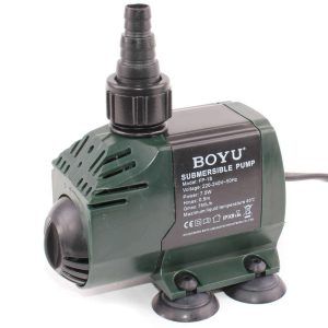 Boyu pompa apa submersibila 750 litri/ora FP-18 pentru fantani arteziene de interior cu reglajul debitului de apa putand fi folosita si la alte aplicatii ce implica necesitatea conectarii retelei de apa la o pompa de apa submersibila. Pompă de apă submersibilă cu reglajul debitului de apă ce se pretează a fi folosită în acvarii sau iazuri la diversele sisteme de filtrare sau recirculare a apei, fântâni arteziene, căderi de apă, cascade. Pret excelent pompa submersibila raportat la caracteristicile acesteia. Avantaje: Design modern, compact, debit mare și putere de ridicare a apei. Motor submersibil compact și 100% sigur în lucrul cu apa. Acest model de pompă submersibilă va fi folosită numai introdusă total în apă. Axul rotorului este confecționat din oțel inoxidabil. Pompa nu corodează și este confecționată din plastic ABS. Lungimea cablului electric: 1,7 m. Model: FP-18 Voltaj: AC230V. Frecventa: 50 Hz. Consum de energie electrică: numai 7,5 W. Debit maxim: 750 Litri / Ora. Înălțimea coloanei maxime de apă ridicată: 0,5 metri. Dimensiuni: 95 x 69 x 80 mm. Diametrul exterior al ștuțului de evacuare a apei: de la 9 la 13 mm (ștuțul este conic). Diametrul exterior al ieșirii pompei unde se înfiletează ștuțului de evacuare a apei: 20 mm. Lungimea ștuțului de evacuare a apei: 46 mm.