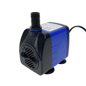 Pompa apa submersibila ce se poate folosi la diverse amenajari de apa, pompe pentru fantani arteziene, sau pompe pentru amenajarea unor caderi de apa tip mini cascade. Pompa apa submersibila ce poate funcționa în apă și cu alimentare direct la priză. Pompa are posibilitatea reglajul debitului de apă. Detalii tehnice: Debit maxim: 1000 l/h Înălțimea maximă coloanei de apă ridicată:1,50 metri conform declarației producătorului. Înălțimea reală a coloanei maxime de apă ridicată conform măsurătorilor efectuate de noi: 1,68 metri. Putere / consum electric: 15 W Lungimea cablului electric de alimentare: 135 cm. Dimensiuni: 7,2cm (Lungime) x 5,4cm (lățime) x 6,3cm (înălțime). Pompa de apă vine echipată cu un ștuț diametrul de 13mm. Pompa apa submersibila cu reglaj debit 1000 l/h este un echipament esential pentru orice proiect de amenajare a apei, fie ca este vorba de fantani arteziene, mini cascade sau alte instalatii acvatice. Aceasta pompa fiabila si eficienta este proiectata pentru a functiona sub apa, oferind o solutie practica si fiabila pentru nevoile tale de circulatie a apei. Debit reglabil: Pompa submersibila dispune de un mecanism de reglare a debitului de apa, permitandu-ti sa controlezi fluxul in functie de cerintele specifice ale proiectului tau. Debit maxim al apei la iesirea din pompa fara a fi conectata la vre-un obiectiv: 1000 litri pe ora. Inaltimea coloanei de apa: Conform producatorului aceasta pompa apa submersibila poate ridica apa la o inaltime maxima de 1,50 metri. Testele efectuate de echipa noastra au aratat ca inaltimea reala poate ajunge pana la 1,68 metri, oferind o performanta superioara. Consum eficient de energie: Cu un consum electric de doar 15 W, aceasta pompa asigura un consum redus de energie, contribuind la economisirea costurilor pe termen lung. Dimensiuni optime: Cu dimensiuni de 7,2 cm in lungime, 5,4 cm in latime si 6,3 cm in inaltime, pompa este compacta si usor de instalat in orice configuratie de apa. Lungime cablu: Pompa vine cu un cablu de alimentare de 135 cm, oferind flexibilitate in pozitionarea acesteia. Accesorii incluse: Echipata cu un stut de diametru 13 mm, pompa este pregatita pentru utilizare imediata. Utilizari recomandate Fantani artezieni: Creeaza spectacole de apa impresionante in gradina ta cu aceste pompe pentru fantani arteziene. Mini cascade: Adauga un element dinamic si relaxant cu acest tip de pompe pentru amenajarea unor caderi de apa tip mini cascade. Amenajari de apa: Ideala pentru orice proiect ce necesita circulatia constanta a apei. Instalare si Intretinere Instalarea pompei de apa submersibila este simpla si rapida. Asigura-te ca este plasata intr-un loc stabil sub apa si conecteaza cablul de alimentare la o priza. Pentru a mentine performanta optima, curata periodic eventualele depuneri de calcar si verifica starea generala a pompei.