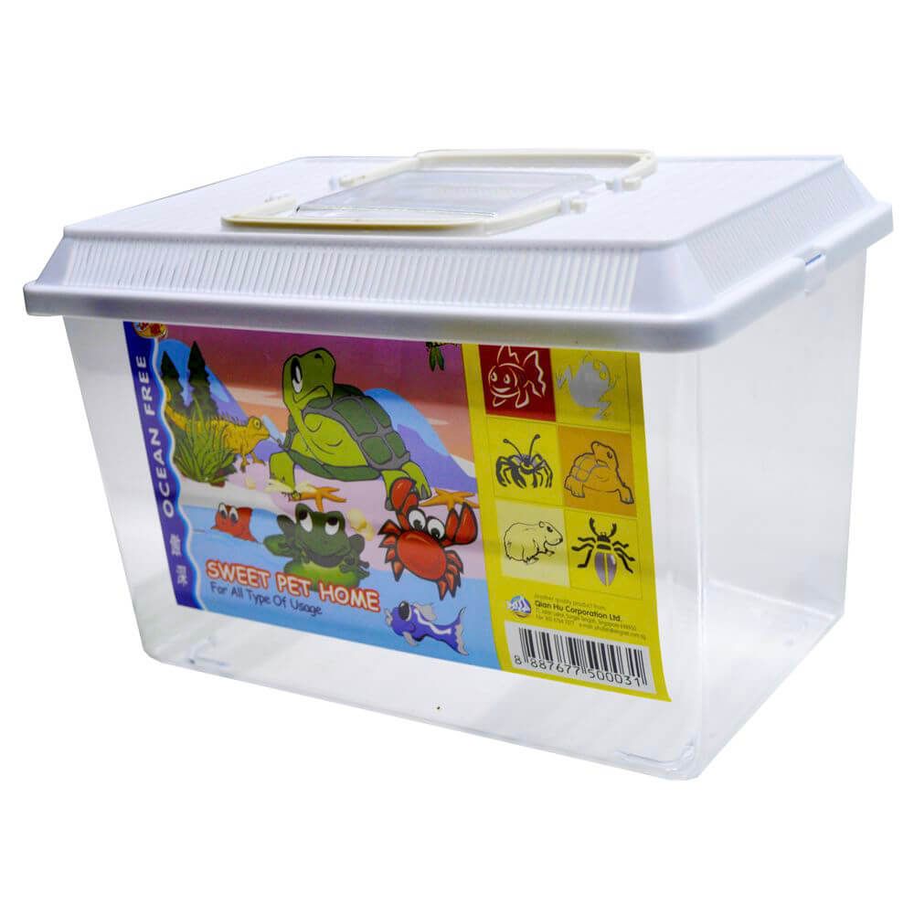 Acvariu plastic 29,5 cm Sweet Pet Home nr.3 3 Acvariu plastic cu capac ce poate fi folosit ca acvariu maternitate, acvariu de carantina, acvariu de crestere, acvariu pentru insecte sau acvariu amfibieni. Acvariu multifunctional Descopera Sweet Pet Home Nr.3 acvariu plastic versatil, perfect pentru iubitorii de animale mici. Cu un volum de 9,5 litri, acest acvariu reprezinta solutia ideala pentru multiple nevoi: de la acvariu de maternitate, acvariu de carantina, la acvariu de crestere, si chiar acvariu pentru insecte sau acvariu amfibieni. Este un acvariu ieftin, dar extrem de util, facandu-l accesibil tuturor. De ce sa alegi acest acvariu de plastic? Acvariul de plastic cu capac Sweet Pet Home Nr.3 este alegerea perfecta pentru ingrijirea si cresterea diverselor specii. Fie ca ai nevoie de un spatiu sigur pentru puii de pesti exotici, un loc de carantina pentru noii veniti, sau un mediu de crestere pentru insecte si amfibieni, acest acvariu raspunde tuturor cerintelor. Versatilitate si utilitate Acvariul de plastic este ideal pentru orice casa. Usor de intretinut si de curatat, iti ofera posibilitatea sa creezi un mediu controlat pentru speciile tale preferate. Pe langa asta, este perfect si pentru transportul pestilor exotici, asigurandu-le siguranta pe durata deplasarilor. Acvariu maternitate si de carantina Folosind acest acvariu iti poti asigura ca puii de pesti au un start sanatos in viata. De asemenea functioneaza excelent ca acvariu de carantina protejand pestii in carantina de restul pestilor din acvariu. Crestere si habitat pentru insecte si amfibieni Nu doar pestii se pot bucura de acest acvariu. Insectele si amfibienii isi vor gasi de asemenea un camin confortabil. Acvariul ofera conditii optime pentru cresterea si dezvoltarea lor intr-un mediu sigur. Concluzie Alege acest acvariu de plastic cu capac Sweet Pet Home Nr.3 ideal pentru animalele mici. Practic, economic si versatil, acesta este acvariul de care ai nevoie. Indiferent de scopul tau – maternitate, carantina, crestere, sau pur si simplu un habitat pentru insecte si amfibieni – Sweet Pet Home Nr.3 este solutia perfecta. Disponibil într-o gamă variată de culori. Dimensiuni inclusiv capac: 29,5 cm (Lungime) x 19,5 cm (lățime) x 20 cm (înălțime). Dimensiuni efective bazin plasic: 29,5 cm (Lungime) x 19 cm (lățime) x 17,5 cm (înălțime). Cu un design modern si fabricat din materiale de inalta calitate, acest acvariu reprezinta alegerea ideala. Cu Sweet Pet Home vei avea tot ce iti trebuie pentru a incepe aventura in lumea acvaristicii sau a teraristicii. Investeste in acvariul cu capac Sweet Pet Home si bucura-te de un produs durabil, estetic si usor de utilizat. Alege calitatea si designul pentru un produs cu utilizari multiple.