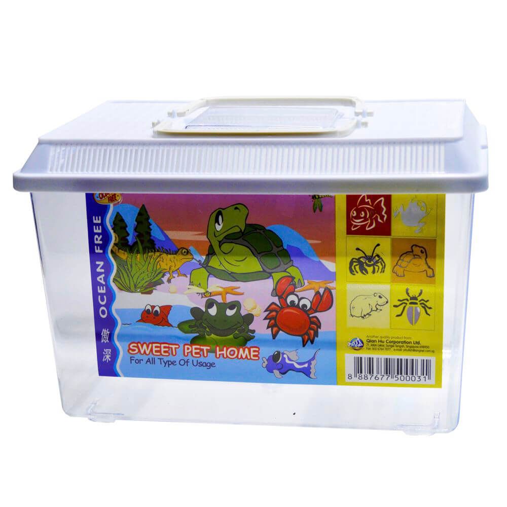 Acvariu plastic 29,5 cm Sweet Pet Home nr.3 2 Acvariu plastic cu capac ce poate fi folosit ca acvariu maternitate, acvariu de carantina, acvariu de crestere, acvariu pentru insecte sau acvariu amfibieni. Acvariu multifunctional Descopera Sweet Pet Home Nr.3 acvariu plastic versatil, perfect pentru iubitorii de animale mici. Cu un volum de 9,5 litri, acest acvariu reprezinta solutia ideala pentru multiple nevoi: de la acvariu de maternitate, acvariu de carantina, la acvariu de crestere, si chiar acvariu pentru insecte sau acvariu amfibieni. Este un acvariu ieftin, dar extrem de util, facandu-l accesibil tuturor. De ce sa alegi acest acvariu de plastic? Acvariul de plastic cu capac Sweet Pet Home Nr.3 este alegerea perfecta pentru ingrijirea si cresterea diverselor specii. Fie ca ai nevoie de un spatiu sigur pentru puii de pesti exotici, un loc de carantina pentru noii veniti, sau un mediu de crestere pentru insecte si amfibieni, acest acvariu raspunde tuturor cerintelor. Versatilitate si utilitate Acvariul de plastic este ideal pentru orice casa. Usor de intretinut si de curatat, iti ofera posibilitatea sa creezi un mediu controlat pentru speciile tale preferate. Pe langa asta, este perfect si pentru transportul pestilor exotici, asigurandu-le siguranta pe durata deplasarilor. Acvariu maternitate si de carantina Folosind acest acvariu iti poti asigura ca puii de pesti au un start sanatos in viata. De asemenea functioneaza excelent ca acvariu de carantina protejand pestii in carantina de restul pestilor din acvariu. Crestere si habitat pentru insecte si amfibieni Nu doar pestii se pot bucura de acest acvariu. Insectele si amfibienii isi vor gasi de asemenea un camin confortabil. Acvariul ofera conditii optime pentru cresterea si dezvoltarea lor intr-un mediu sigur. Concluzie Alege acest acvariu de plastic cu capac Sweet Pet Home Nr.3 ideal pentru animalele mici. Practic, economic si versatil, acesta este acvariul de care ai nevoie. Indiferent de scopul tau – maternitate, carantina, crestere, sau pur si simplu un habitat pentru insecte si amfibieni – Sweet Pet Home Nr.3 este solutia perfecta. Disponibil într-o gamă variată de culori. Dimensiuni inclusiv capac: 29,5 cm (Lungime) x 19,5 cm (lățime) x 20 cm (înălțime). Dimensiuni efective bazin plasic: 29,5 cm (Lungime) x 19 cm (lățime) x 17,5 cm (înălțime). Cu un design modern si fabricat din materiale de inalta calitate, acest acvariu reprezinta alegerea ideala. Cu Sweet Pet Home vei avea tot ce iti trebuie pentru a incepe aventura in lumea acvaristicii sau a teraristicii. Investeste in acvariul cu capac Sweet Pet Home si bucura-te de un produs durabil, estetic si usor de utilizat. Alege calitatea si designul pentru un produs cu utilizari multiple.