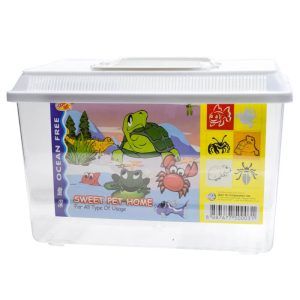 Acvariu plastic cu capac ce poate fi folosit ca acvariu maternitate, acvariu de carantina, acvariu de crestere, acvariu pentru insecte sau acvariu amfibieni. Acvariu multifunctional Descopera Sweet Pet Home Nr.3 acvariu plastic versatil, perfect pentru iubitorii de animale mici. Cu un volum de 9,5 litri, acest acvariu reprezinta solutia ideala pentru multiple nevoi: de la acvariu de maternitate, acvariu de carantina, la acvariu de crestere, si chiar acvariu pentru insecte sau acvariu amfibieni. Este un acvariu ieftin, dar extrem de util, facandu-l accesibil tuturor. De ce sa alegi acest acvariu de plastic? Acvariul de plastic cu capac Sweet Pet Home Nr.3 este alegerea perfecta pentru ingrijirea si cresterea diverselor specii. Fie ca ai nevoie de un spatiu sigur pentru puii de pesti exotici, un loc de carantina pentru noii veniti, sau un mediu de crestere pentru insecte si amfibieni, acest acvariu raspunde tuturor cerintelor. Versatilitate si utilitate Acvariul de plastic este ideal pentru orice casa. Usor de intretinut si de curatat, iti ofera posibilitatea sa creezi un mediu controlat pentru speciile tale preferate. Pe langa asta, este perfect si pentru transportul pestilor exotici, asigurandu-le siguranta pe durata deplasarilor. Acvariu maternitate si de carantina Folosind acest acvariu iti poti asigura ca puii de pesti au un start sanatos in viata. De asemenea functioneaza excelent ca acvariu de carantina protejand pestii in carantina de restul pestilor din acvariu. Crestere si habitat pentru insecte si amfibieni Nu doar pestii se pot bucura de acest acvariu. Insectele si amfibienii isi vor gasi de asemenea un camin confortabil. Acvariul ofera conditii optime pentru cresterea si dezvoltarea lor intr-un mediu sigur. Concluzie Alege acest acvariu de plastic cu capac Sweet Pet Home Nr.3 ideal pentru animalele mici. Practic, economic si versatil, acesta este acvariul de care ai nevoie. Indiferent de scopul tau – maternitate, carantina, crestere, sau pur si simplu un habitat pentru insecte si amfibieni – Sweet Pet Home Nr.3 este solutia perfecta. Disponibil într-o gamă variată de culori. Dimensiuni inclusiv capac: 29,5 cm (Lungime) x 19,5 cm (lățime) x 20 cm (înălțime). Dimensiuni efective bazin plasic: 29,5 cm (Lungime) x 19 cm (lățime) x 17,5 cm (înălțime). Cu un design modern si fabricat din materiale de inalta calitate, acest acvariu reprezinta alegerea ideala. Cu Sweet Pet Home vei avea tot ce iti trebuie pentru a incepe aventura in lumea acvaristicii sau a teraristicii. Investeste in acvariul cu capac Sweet Pet Home si bucura-te de un produs durabil, estetic si usor de utilizat. Alege calitatea si designul pentru un produs cu utilizari multiple.