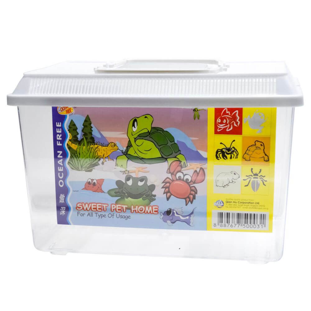 Acvariu plastic 29,5 cm Sweet Pet Home nr.3 1 Acvariu plastic cu capac ce poate fi folosit ca acvariu maternitate, acvariu de carantina, acvariu de crestere, acvariu pentru insecte sau acvariu amfibieni. Acvariu multifunctional Descopera Sweet Pet Home Nr.3 acvariu plastic versatil, perfect pentru iubitorii de animale mici. Cu un volum de 9,5 litri, acest acvariu reprezinta solutia ideala pentru multiple nevoi: de la acvariu de maternitate, acvariu de carantina, la acvariu de crestere, si chiar acvariu pentru insecte sau acvariu amfibieni. Este un acvariu ieftin, dar extrem de util, facandu-l accesibil tuturor. De ce sa alegi acest acvariu de plastic? Acvariul de plastic cu capac Sweet Pet Home Nr.3 este alegerea perfecta pentru ingrijirea si cresterea diverselor specii. Fie ca ai nevoie de un spatiu sigur pentru puii de pesti exotici, un loc de carantina pentru noii veniti, sau un mediu de crestere pentru insecte si amfibieni, acest acvariu raspunde tuturor cerintelor. Versatilitate si utilitate Acvariul de plastic este ideal pentru orice casa. Usor de intretinut si de curatat, iti ofera posibilitatea sa creezi un mediu controlat pentru speciile tale preferate. Pe langa asta, este perfect si pentru transportul pestilor exotici, asigurandu-le siguranta pe durata deplasarilor. Acvariu maternitate si de carantina Folosind acest acvariu iti poti asigura ca puii de pesti au un start sanatos in viata. De asemenea functioneaza excelent ca acvariu de carantina protejand pestii in carantina de restul pestilor din acvariu. Crestere si habitat pentru insecte si amfibieni Nu doar pestii se pot bucura de acest acvariu. Insectele si amfibienii isi vor gasi de asemenea un camin confortabil. Acvariul ofera conditii optime pentru cresterea si dezvoltarea lor intr-un mediu sigur. Concluzie Alege acest acvariu de plastic cu capac Sweet Pet Home Nr.3 ideal pentru animalele mici. Practic, economic si versatil, acesta este acvariul de care ai nevoie. Indiferent de scopul tau – maternitate, carantina, crestere, sau pur si simplu un habitat pentru insecte si amfibieni – Sweet Pet Home Nr.3 este solutia perfecta. Disponibil într-o gamă variată de culori. Dimensiuni inclusiv capac: 29,5 cm (Lungime) x 19,5 cm (lățime) x 20 cm (înălțime). Dimensiuni efective bazin plasic: 29,5 cm (Lungime) x 19 cm (lățime) x 17,5 cm (înălțime). Cu un design modern si fabricat din materiale de inalta calitate, acest acvariu reprezinta alegerea ideala. Cu Sweet Pet Home vei avea tot ce iti trebuie pentru a incepe aventura in lumea acvaristicii sau a teraristicii. Investeste in acvariul cu capac Sweet Pet Home si bucura-te de un produs durabil, estetic si usor de utilizat. Alege calitatea si designul pentru un produs cu utilizari multiple.