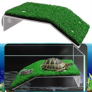 Platforma pentru acvariu broasca testoasa cu gazon verde artificial moale si anti alunecare. Insula platforma testoase ce ofera o suprafata usor de catarat si un mediu de trai curat si confortabil. Platforma testoase este realizata din plastic acrilic de inalta calitate pentru utilizare durabila. Insula platforma testoase complet sigura pentru testoase mici, broaste, brotacei si alte vieti acvatice. Platforma pentru acvariu broasca testoasa are dimensiuni totale de 20,5 cm lungime si 20 cm latime, dimensiunea platformei este de 12,5 cm lungime si 20 cm latime iar dimensiunile rampei sunt de 10 cm lungime si 20 cm latime. Ofera o zona adecvata de relaxare si odihna. Prinderea se realizeaza direct pe interiorul geamului acvariului prin intermediul celor 2 ventuze. Doar pulverizati putina apa pe cele 2 ventuze dupa ce acvariul este sters si complet curat iar apoi eliminati tot aerul din ventuze prin apasare. Un produs perfect pentru acvariile cu broaste testoase dar si pentru iazurile cu broaste testoase si alti amfibieni. Platforma pentru acvariu broasca testoasa cu gazon verde artificial este de asemenea potrivita pentru soparle, brotaci, salamandre, tritoni, gecko sau alte reptile de dimensiuni mici care prefera un mediu acvatic, tarandu-se pe uscat pentru a se incalzi la soare. Platforma pentru broscute nu numai ca mareste valoarea ornamentala a acvariului dar ofera si o suprafata larga si plana pentru ca animalul tau sa se odihneasca si sa se incalzeasca. Suprafata platformei este acoperita cu gazon verde artificial moale si anti-alunecare si care ofera tractiune excelenta prietenilor necuvantatori. Este foarte atractiva pentru orice broasca testoasa, astfel incat acesta sa se poata urca cu usurinta pe platforma si sa se relaxeze asa cum ar trebui. [Cu ventuze puternice] Platforma pentru broaste testoase vine cu ventuze puternice pe care le puteti plasa oriunde doriti. Asigurati-va ca atasati ventuza pe o suprafata neteda de sticla sau acrilica. Cand aplicati ventuzele mentineti suprafata curata. Puteti stropi putina apa pe ventuza in functie de situatie si eliminati aerul din interiorul ventuzei pentru o buna aderenta prin simpla apasare. [Material PP sigur si durabil] Rampa pentru testoase este fabricata din material PP de inalta calitate care este sigur, non-toxic si inodor. Nu va dauna animalelor dvs. de companie. Insula platforma testoase durabila si suficient de robusta, ofera o durata lunga de viata. Platforma pentru broaste testoase cu gazon verde artificial poate fi plasata la orice nivel deasupra sau chiar sub apa. Rampa pentru broaste testoase creeaza o zona sigura de ascundere oferind broastei testoase un mediu de habitat curat si confortabil. De asemenea ajuta animalele de companie sa-si slefuiasca ghiarele atunci cand trec oferind ocazia pentru a elibera stresul si pentru a imbunatati starea fizica si imunitatea. Platforma pentru broaste testoase este proiectata sa aibe o lungime rezonila si un unghi de inclinare perfect pentru catararea cu usurinta a amfibienilor. Specificatie: Material: plastic acrilic. Culoare: transparent + verde