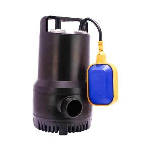 Pompa cu plutitor 3500 l/h, o pompa cu senzor de nivel perfecta ca pompa scos apa din fantani, iazuri și bazine. Ideala pentru control automat al apei. Pompa cu plutitor 3500 l/h este ideala pentru iazuri, cascade, fantani arteziene si bazine. Aceasta pompa de calitate superioara este echipata cu un senzor de nivel pentru control automat, asigurand oprirea si pornirea automata in functie de nivelul apei. Avantaje si specificatii: Control automat: Sistemul de senzor de nivel de la pompa cu plutitor 3500 l/h permite functionarea automata, economisind energie electrica. Debit mare si zgomot redus: Rotorul multipolar cu magnet permanent asigura un debit mare de 3500 litri pe ora si functionare silentioasa. Motor puternic si durabil: Motorul cu 6 poli de actionare asigura un mod de lucru durabil si constant. Materiale de calitate: Axul ceramic rezistent la coroziune permite utilizarea pompei atat in apa dulce cat si in apa sarata. Sistem sigur: Motorul fara elemente de cupru expuse ofera siguranta completa in contact cu apa. Detalii tehnice: Debit maxim: 3500 litri / ora Inaltimea maxima a coloanei de apa: 3 metri Consum de energie: 25 W Diametrul stutului de evacuare a apei: 1½ inch Dimensiuni: 246 x 148 x 274 mm Lungimea cablului electric: 10 metri Aceasta pompa submersibila cu plutitor si senzor de nivel este solutia perfecta pentru diverse aplicatii de recirculare si scos apa, garantand performanta si durabilitate. La aceasta pompa cu senzor de nivel inălțimea coloanei maxime de apă ridicată este obținută prin introducerea pompei într-un recipient cu apă și conectată la un furtun poziționat pe verticală. Înălțimea la care rămâne apa pe furtun este înălțimea coloanei maxime de apă. Sfat în a alege pompa de apă submersibilă potrivită: De exemplu dacă aveți nevoie de apă la înălțimea de 1 m fată de locul în care veți monta pompa, trebuie să achiziționați o pompă submersibilă care să aibe o înălțime maximă a coloanei de apă de minim 2 metri ( minim 2 X H maxim al pompei ) pentru ca pompa să aibe debit suficient pentru a funcționa în bune condiții și cu efectul de debit așteptat.