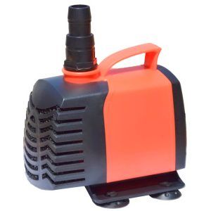 Pompa de apa electrica amfibie 1800 l/h Sumo 2 e cea mai buna pompa submersibila amfibie utilizata ca pompa cascada, pompa fantana arteziana sau pompa acvariu. Pompele Sumo G2 fac parte dintr-o generație nouă de pompe submersibile de la Aqua Zonic. Pompa submersibilă Sumo este o pompă de apă electrică cu multiple domenii de utilizare: acvarii de apă dulce sau sărată, fântâni arteziene, căderi de apa – cascade, instalații hidroponice, pompă pentru diverse sisteme de filtrare sau de recirculare a apei, pompă pentru aerarea apei in iazuri si amenajările piscicole, etc. Pompa Sumo 2 este cea mai bună pompă submersibilă concepută să funcționeze fără întrerupere timp îndelungat ( ani de zile ). Pompă apă submersibilă cu functionare în regim amfibiu: funcționează atât introdusă în apă cât și pe uscat cu condiția ca să fie conectată la rețeaua de apă. Pompa fantana arteziana perfect izolată în rașini epoxidice care garantează lucrul 100% în condiții de siguranță atunci când sunt utilizate în apă. Axul ceramic al rotorului nu corodează în timp și este mult mai rezistent decât cele clasice. Operare silențioasă. O pompa de apa electrica amfibie 1800 l/h durabilă și de încredere pe care ne putem baza. Fixarea pompei se realizează prin intermediul a 4 ventuze din cauciuc moale negru. Pompa este prevăzută cu mâner pentru o manipulare mai ușoară. Detalii tehnice: Debit maxim: 1800 l/h Înălțimea maximă a coloanei de apă ridicată: 1,66 metri Consum electric: 18 W. Dimensiuni maximale ale pompei: Lungime = 130 mm. lățime = 85 mm. Înălțime = 115 mm. Lungimea cablului electric: 1350 mm ( 1,35 metri ).