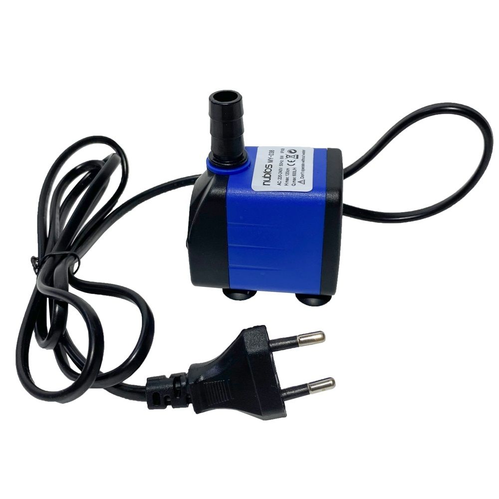 Mini pompa apa 220V submersibila 600 l/h 2 Mini pompa apa 220V submersibila 600 l/h si foarte sigura in lucrul cu apa, o pompa submersibila avand norma de protectie IP68. Inaltimea maxima a coloanei de apa ridicata: 120 cm conform declarației producătorului. Putere electrica: 8W. Este o pompa de recirculare a apei ce are ca utilizare mini fântânile arteziene de apartament, crearea unor mici căderi de apă cât și acvarii de apă dulce pentru circularea apei din acvariu. Cauti o solutie eficienta pentru recircularea apei? Mini pompa apa 220V submersibila este ideala. Cu o capacitate de 600 l/h si o inaltime de ridicare a apei de pana la 120 cm, aceasta pompa submersibila e perfecta pentru orice proiect mic de acasa. Cu norma de protectie IP68, aceasta mini pompa submersibila e super sigura in contactul cu apa. Consuma doar 8W, facand-o economica si eficienta pentru utilizare zilnica. Ideala pentru fantani arteziene de apartament sau acvarii de apa dulce, aceasta pompa iti va revitaliza spatiul. Simplu de montat, aceasta mini pompa apa 220V iti permite sa te bucuri rapid de beneficiile ei. Mentine apa in miscare si asigura un mediu sanatos pentru pestii tai cu aceasta pompa submersibila. Alege mini pompa submersibila pentru eficienta, siguranta si un mediu aquativ vibrant. O pompă submersibilă excelentă în a se folosi ca pompă fântână arteziană mică. Dimensiunile reduse și debitul reglabil fac din acesta alegerea ideală. Este recomandată de asemenea celor ce vor sa își construiască o mini fântână arteziană de apartament. Nu rămâne decât să i se monteze un dispersor de apă pentru a se obține efectul de fântână arteziană. Nu necesită operațiuni de mentenanță și poate funcționa nonstop ani de zile. Pompă de recirculare continua a apei. Detalii tehnice: Debit maxim: 600l/h Înălțimea maximă a coloanei de apă ridicată: 120 cm conform declarației producătorului. Înălțimea reală a coloanei maxime de apă ridicată conform măsurătorilor efectuate de noi: 145 cm. Consum electric: 8 W Lungimea cablului electric de alimentare: 135 cm. Dimensiuni: 6,5 cm (Lungime) x 4,5 cm (lățime) x 5,5 cm (înălțime). Tensiune alimentare: 220V Pompa de apă vine echipată cu 2 ștuțuri cu următoarele diametre: 9 mm și 13 mm.