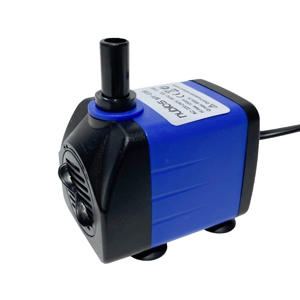 Mini pompa apa 220V submersibila 600 l/h 8 Mini pompa apa 220V submersibila 600 l/h si foarte sigura in lucrul cu apa, o pompa submersibila avand norma de protectie IP68. Inaltimea maxima a coloanei de apa ridicata: 120 cm conform declarației producătorului. Putere electrica: 8W. Este o pompa de recirculare a apei ce are ca utilizare mini fântânile arteziene de apartament, crearea unor mici căderi de apă cât și acvarii de apă dulce pentru circularea apei din acvariu. Cauti o solutie eficienta pentru recircularea apei? Mini pompa apa 220V submersibila este ideala. Cu o capacitate de 600 l/h si o inaltime de ridicare a apei de pana la 120 cm, aceasta pompa submersibila e perfecta pentru orice proiect mic de acasa. Cu norma de protectie IP68, aceasta mini pompa submersibila e super sigura in contactul cu apa. Consuma doar 8W, facand-o economica si eficienta pentru utilizare zilnica. Ideala pentru fantani arteziene de apartament sau acvarii de apa dulce, aceasta pompa iti va revitaliza spatiul. Simplu de montat, aceasta mini pompa apa 220V iti permite sa te bucuri rapid de beneficiile ei. Mentine apa in miscare si asigura un mediu sanatos pentru pestii tai cu aceasta pompa submersibila. Alege mini pompa submersibila pentru eficienta, siguranta si un mediu aquativ vibrant. O pompă submersibilă excelentă în a se folosi ca pompă fântână arteziană mică. Dimensiunile reduse și debitul reglabil fac din acesta alegerea ideală. Este recomandată de asemenea celor ce vor sa își construiască o mini fântână arteziană de apartament. Nu rămâne decât să i se monteze un dispersor de apă pentru a se obține efectul de fântână arteziană. Nu necesită operațiuni de mentenanță și poate funcționa nonstop ani de zile. Pompă de recirculare continua a apei. Detalii tehnice: Debit maxim: 600l/h Înălțimea maximă a coloanei de apă ridicată: 120 cm conform declarației producătorului. Înălțimea reală a coloanei maxime de apă ridicată conform măsurătorilor efectuate de noi: 145 cm. Consum electric: 8 W Lungimea cablului electric de alimentare: 135 cm. Dimensiuni: 6,5 cm (Lungime) x 4,5 cm (lățime) x 5,5 cm (înălțime). Tensiune alimentare: 220V Pompa de apă vine echipată cu 2 ștuțuri cu următoarele diametre: 9 mm și 13 mm.