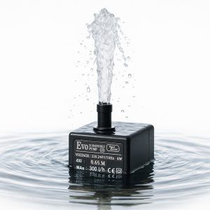 Mini pompa de apa submersibila Evo Baby Pump este solutia ideala pentru mini fantani arteziene. Pompa apa mini, pompa submersibila mica si mini pompa recirculare apa cu debit constant si consum redus. Mini pompa submersibila perfecta pentru decoruri acvatice creative.