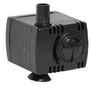 Mini pompa recirculare apa cu debit ajustabil. Mini pompa submersibila 1.5W pentru mini fantana arteziana. Mini pompa submersibila silentioasa dimensiuni mici. Mini pompa recirculare apa submersibila al carei debit de apa poate fi ajustat. Putem face o mini fantana arteziana conectand-o la un kit de dispersie a apei. Pompă de apă submersibilă cu un debit de 120 litri pe oră. Este o mini pompă de recirculare a apei ce are ca utilizare mini fântânile arteziene de apartament, crearea unor căderi de apă cât și la recircularea apei din acvarii. Ax ceramc rezistent la uzură și inert la coroziune. Nu necesită operațiuni de mentenanță și poate funcționa nonstop ani de zile. Pompă de recirculare continuă a apei. Pompa este dotată cu sistem de reglare al debitului de apă. Pompa se va utiliza acoperită în totalitate de apă. Consumul electric redus face să economisiți bani. Model: FP-100 Voltaj: AC 230V. Frecvență: 50 Hz. Consum de energie electrică: numai 1,5 W. Debit maxim: 120 Litri / Oră. Înălțimea coloanei maxime de apă ridicată: 0,3 metri. Diametrul ștuțului de evacuare a apei: 8 mm. Dimensiuni: 40 X 36 X 42 mm. Lungimea cablului electric: 2 metri.