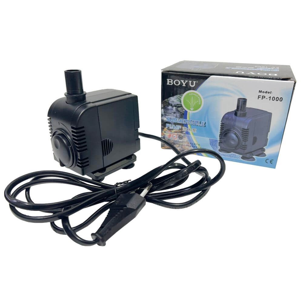Pompa apa functionare continua, Boyu 1000 l/h 1 Pompa apa functionare continua cu debit 1000 l/h. Pompa de apa cu debit reglabil, una din acele pompe submersibile multifunctionale bune la iazuri, cascade, arteziene si acvarii. Pompa de apa pentru functionare continua cu un debit de 1000 l/h este o solutie versatila si eficienta pentru iazuri, cascade, fantani arteziene si acvarii. Aceasta pompa de apa caracterizata printr-un debit reglabil se numara printre cele mai performante pompe submersibile multifunctionale disponibile pe piata fiind proiectata sa raspunda nevoilor variate ale oricarui proiect acvatic. Fiind optimizata pentru functionare continua aceasta pompa asigura o circulatie constanta si eficienta a apei contribuind la mentinerea unui mediu acvatic sanatos si vibrant. Cu capacitatea de a ajusta debitul, utilizatorii au flexibilitatea de a personaliza fluxul de apa in functie de specificatiile precise ale iazului, cascadei, fantanii arteziene sau acvariului lor, asigurand astfel conditiile ideale pentru viata acvatica si estetica peisajului. Aceasta pompa submersibila multifunctionala este o alegere excelenta pentru oricine cauta o solutie fiabila si de lunga durata pentru recircularea apei. Datorita conceptului de pompa submersibila poate fi instalata cu usurinta in orice mediu acvatic oferind o integrare discreta si eficienta fara a perturba aspectul natural sau arhitectura peisajului acvatic. Optand pentru aceasta pompa de apa cu functionare continua si debit de 1000 l/h veti beneficia de o performanta superioara, versatilitate si eficienta energetica. Este solutia perfecta pentru a asigura o circulatie adecvata a apei si pentru a crea un mediu acvatic sanatos si un estetic atragator, fie ca este vorba de imbunatatirea calitatii apei intr-un iaz, crearea unei cascade spectaculoase, crearea unei fantani arteziene sau asigurarea unui mediu optim pentru pestii si plantele din acvariu. Ax ceramc rezistent la uzură și inert la coroziune. Nu necesită operațiuni de mentenanță și poate funcționa nonstop ani de zile. Pompă de recirculare continuă a apei. Pompa este dotată cu sistem de reglare al debitului de apă. Pompa se va utiliza acoperită în totalitate de apă. Consumul electric redus face să economisiți bani. Model: FP-1000 Voltaj: AC 230V. Frecventa: 50 Hz. Consum de energie electrică: numai 16 W. Debit maxim: 1000 Litri / Oră. Înălțimea coloanei maxime de apă ridicată: 1,8 metri. Diametrul ștuțului de evacuare a apei: 15 mm. Dimensiuni: 89 X 70 X 111 mm. Lungimea cablului electric: 2 metri.