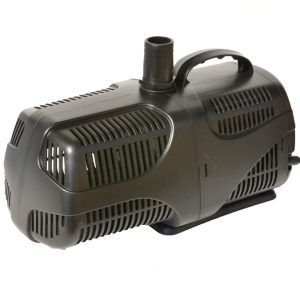Pompa cascada decorativa 5000 l/h este o pompa submersibila utila ca pompa iaz, pompa arteziana si ca pompa cascade datorita debitului generos de apa pompata. Una din cele mai bune pompe de apa cu o coloana de ridicare de max. 4,5 metri. Cu ax ceramic rezistent la coroziune. Pompa se va utiliza acoperită în totalitate de apă. Pompa cascada decorativa fabricată din materiale de calitate ce-i garantează funcționarea în siguranță în mediul acvatic. Rotor cu magnet permanent ce asigură eficiența maximă motorului electric sincron. Nu necesită întreținere deosebită. Pompa și componentele sunt ușor de curățat atunci când este nevoie. Model: SPA-5000/A Voltaj: AC 230V. Frecventa: 50 Hz. Consum de energie electrică: numai 85 W. Debit maxim: 5000 Litri / Oră. Înălțimea coloanei maxime de apă ridicată: 4,5 metri. Diametrul stuțului de evacuare a apei: 1 Inch. Dimensiuni: 333 X 172 X 213 mm. Lungimea cablului electric: 5 metri.
