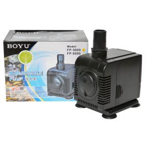 Pompa fantani arteziene de gradina este o pompa submersibila cu debit 5000 l/h folosita si ca pompa cascada sau pompa iaz. Este o pompa de recirculare a apei excelenta pentru fantanile arteziene. Pompa submersibilă cu un debit impresionant de 5000 litri pe oră este soluția ideală pentru recircularea apei în fântâni arteziene, cascade, căderi de apă și iazuri. Axul său ceramic rezistent la uzură și inert față de coroziune asigură o durabilitate și o eficiență pe termen lung făcând această pompă o alegere excelentă pentru orice proiect acvatic. Această pompă de recirculare continuă a apei se distinge prin faptul că nu necesită operațiuni de mentenanță putând funcționa nonstop ani de zile fără întreruperi. Fiabilitatea sa înaltă minimizează necesitatea intervențiilor frecvente economisind timp și resurse. Dotată cu un sistem de reglare a debitului permite ajustarea precisă a fluxului de apă oferind flexibilitate și control asupra intensității și vitezei de recirculare a apei. Pentru a asigura o funcționare optimă și a preveni supraîncălzirea pompa trebuie utilizată acoperită în totalitate de apă. Aceasta caracteristică contribuie la menținerea unei temperaturi constante și la protejarea componentelor interne, prelungind astfel durata de viață a pompei. Un alt avantaj major al acestei pompe submersibile este consumul său electric redus ce oferă o soluție economică și ecologică pentru recircularea apei. Eficiența energetică înseamnă că puteți economisi bani pe facturile de energie făcând această pompă o investiție inteligentă pe termen lung pentru crearea și întreținerea unui mediu acvatic sănătos și estetic plăcut. Optând pentru această pompă, beneficiați de un echilibru perfect între performanță, durabilitate și economie. Model: FP-5000 Voltaj: AC 230V. Frecventa: 50 Hz. Consum de energie electrică: numai 85 W. Debit maxim: 5000 Litri / Oră. Înălțimea coloanei maxime de apă ridicată: 4,5 metri. Diametrul ștuțului de evacuare a apei: 1 Inch. Dimensiuni: 162 X 133 X 209 mm. Lungimea cablului electric: 2 metri.