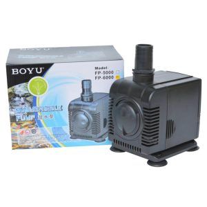 Pompa submersibila cascade puternica. Pompa arteziene cu debit reglabil, o pompa submersibila apa curata utila si ca pompa filtru iaz sau pompa acvariu. Pompă de apă submersibilă cu un debit de 6000 litri pe oră. Este o pompă de recirculare a apei ce are ca utilizare fântânile arteziene, crearea unor căderi de apă cât și acvarii de apă dulce sau sărată pentru circularea apei din acvariu. Ax ceramc rezistent la uzură și inert la coroziune. Nu necesită operațiuni de mentenanță și poate funcționa nonstop ani de zile. Pompă de recirculare continuă a apei. Pompa se va utiliza acoperită în totalitate de apă. Descopera pompa submersibila ideala pentru cascade, arteziene si acvarii Cauti o solutie eficienta pentru a mentine apa curata si in miscare? Pompa submersibila FP-6000 de la Boyu este raspunsul! Perfecta pentru cascade, arteziene, iazuri si acvarii, aceasta pompa ofera performanta de top si consum redus de energie. Performanta inalta si consum redus Cu un debit impresionant de 6000 litri pe ora, pompa submersibila apa curata Boyu FP-6000 este ideala pentru o gama larga de utilizari. Fie ca doresti sa creezi o cascada spectaculoasa, sa alimentezi o fantana arteziana sau sa asiguri circulatia apei in iaz, aceasta pompa este solutia perfecta. Reglaj fin al debitului Echipata cu un sistem de reglare al debitului, aceasta pompa iti permite sa ajustezi fluxul de apa dupa nevoie asigurand flexibilitate maxima in orice proiect. Durabilitate si usurinta in intretinere Construita cu un ax ceramic rezistent la uzura si coroziune pompa FP-6000 submersibila promite o durata lunga de viata fara a necesita operatiuni de mentenanta. Poate functiona nonstop ani de zile oferind o recirculare continua a apei fara intrerupere. Economie si eficienta Consumul electric redus al acestei pompe nu doar ca protejeaza mediul, dar si bugetul tau. Bucura-te de un sistem de apa dinamic si vibrant fara a te ingrijora de costurile energetice. Multifunctionalitate si compatibilitate Fie ca ai nevoie de o pompa arteziene, pompa filtru iaz sau pompa acvariu, modelul acesta de pompa se adapteaza perfect. Ai libertatea de a o folosi in orice mediu acvatic. Alege pompa submersibila apa curata de la noi si transforma orice spatiu acvatic intr-un peisaj spectaculos, cu efort minim si eficienta maxima. Model: FP-6000 Voltaj: AC 230V. Frecventa: 50 Hz. Consum de energie electrică: numai 105 W. Debit maxim: 6000 Litri / Oră. Înălțimea coloanei maxime de apă ridicată: 5,2 metri. Diametrul ștuțului de evacuare a apei: 1 Inch ( 32 mm.). Dimensiuni:162 X 133 X 209 mm. Lungimea cablului electric: 2 metri.