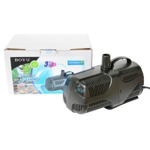 Pompa submersibila iaz 6000 l/h ce se preteaza atat ca pompa recirculare cat si ca pompa cascada decorativa sau pompa arteziana. Pompa sumersibila cu cablu alimentare lung de 5 metri. Pompă de apă submersibilă pentru acvarii, iazuri sau fântâni arteziene cu ax ceramic ce se poate folosi atât în apă dulce cât și în apă sărată. Pompa arteziana care se va utiliza acoperită în totalitate de apă. Fabricată din materiale de calitate ce-i garantează funcționarea în siguranță în mediul acvatic. Rotor cu magnet permanent ce asigură eficiența maximă motorului electric sincron. Pompa submersibila iaz 6000 l/h ce nu necesită întreținere deosebită. Pompa și componentele sunt ușor de curățat atunci când este nevoie. Model: SPA-6000/A Voltaj: AC 230V. Frecvență: 50 Hz. Consum de energie electrică: numai 105 W. Debit maxim: 6000 Litri / Oră. Înălțimea coloanei maxime de apă ridicată: 5,2 metri. Diametrul ștuțului de evacuare a apei: 1 Inch. Dimensiuni: 333 X 172 X 213 mm. Lungimea cablului electric: 5 metri.