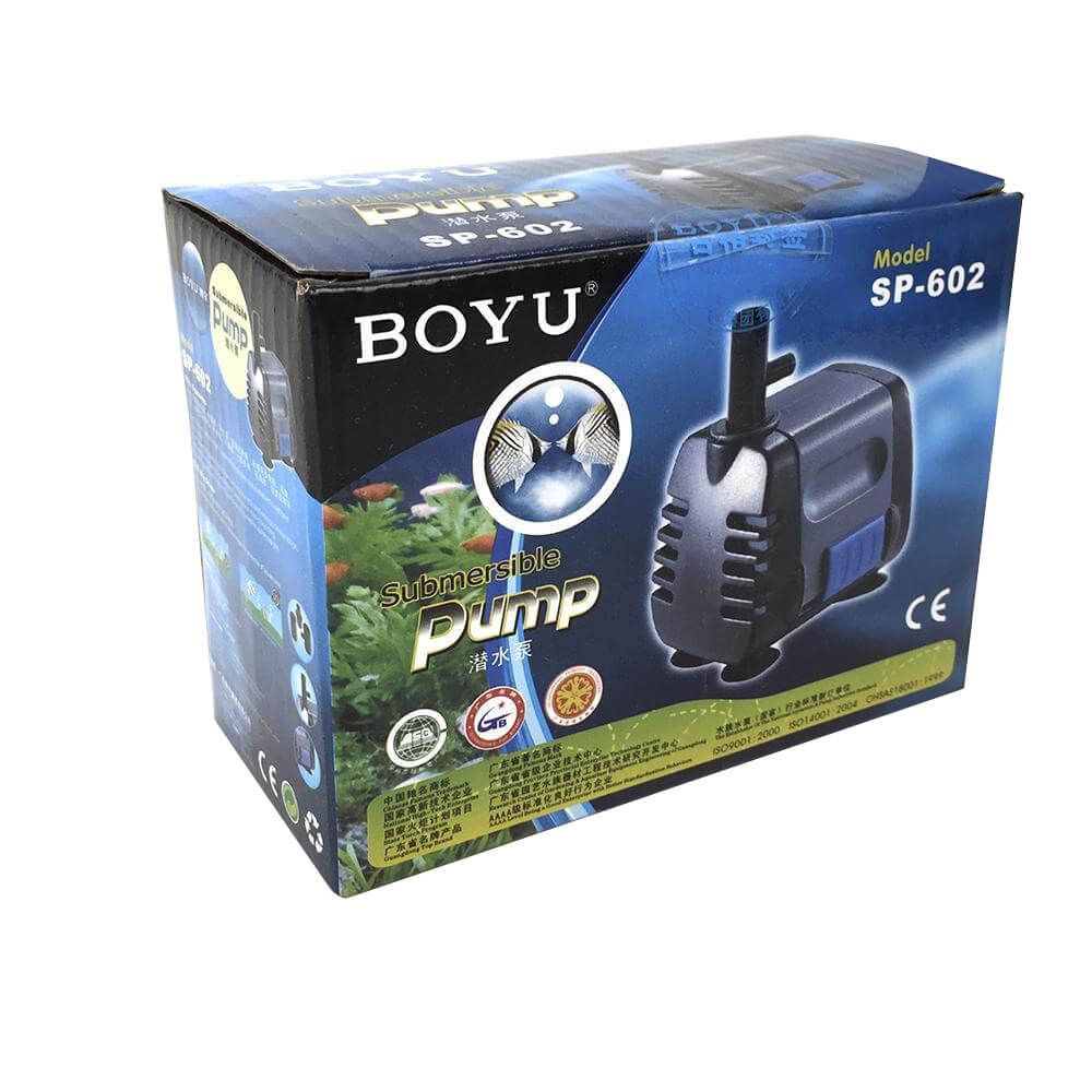 Pompa submersibila acvariu sau arteziana mica 4 Pompa submersibila acvariu sau arteziana mica, o pompa fantana arteziana mica cu dimensiuni reduse si debitul reglabil ce fac din acesta alegerea ideala. Pompa de apă acvariu sau fântână arteziană Boyu SP-602 Submersible Pump este o pompă de apă submersibilă de cea mai bună calitate. Pompa submersibila acvariu sau arteziana mica ce se poate folosi în egală măsură atât pentru fântânile arteziene, crearea unor căderi de apă cât și acvarii de apă dulce ca powerhead sau pompă a diverselor sisteme de filtrare. Este recomandata de asemenea celor ce vor sa isi construiasca o mini fantana arteziana de gradina. Nu ramane decat sa i se monteze un dispersor de apa pentru a se obtine efectul de fantana arteziana. Datorită dimensiunilor reduse, aceste pompe sunt deosebit de apreciate pentru eficiența și adaptabilitatea lor atunci când sunt instalate la acvariu în aproape orice filtru intern de tip „cutie”. Dimensiunile sale reduse nu împiedică această pompă să producă până la 340 de litri pe oră cu emisii reduse de zgomot și vibrații, fiind capabilă să asigure un debit și aerare suficientă chiar și în acvarii care depășesc 100 de litri. Detalii tehnice: Debit maxim: 340 l / h. Înălțimea coloanei maxime de apă ridicată: 0,6 metri. Consum electric: 6 W. Dimensiuni: Lungime = 6,2 cm. lățime = 4,9 cm. Înălțime = 7,2 cm. Pompa vine în cutie cu 2 ștuțuri de evacuare apă: Diametru exterior ștuț simplu evacuare apă = 13 mm. Diametru exterior ștuț evacuare apă cu admisie de aer = 8 mm. Lungimea cablului electric de alimentare = 190 cm. Voltaj: AC230V. Frecvența: 50 Hz. Se conectează la un furtun cu diametrul intern de 12 mm. Pompă prevazută cu cu reglaj al debitului de apă.