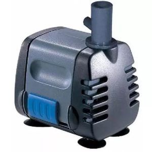 Pompa submersibila acvariu sau arteziana mica, o pompa fantana arteziana mica cu dimensiuni reduse si debitul reglabil ce fac din acesta alegerea ideala. Pompa de apă acvariu sau fântână arteziană Boyu SP-602 Submersible Pump este o pompă de apă submersibilă de cea mai bună calitate. Pompa submersibila acvariu sau arteziana mica ce se poate folosi în egală măsură atât pentru fântânile arteziene, crearea unor căderi de apă cât și acvarii de apă dulce ca powerhead sau pompă a diverselor sisteme de filtrare. Este recomandata de asemenea celor ce vor sa isi construiasca o mini fantana arteziana de gradina. Nu ramane decat sa i se monteze un dispersor de apa pentru a se obtine efectul de fantana arteziana. Datorită dimensiunilor reduse, aceste pompe sunt deosebit de apreciate pentru eficiența și adaptabilitatea lor atunci când sunt instalate la acvariu în aproape orice filtru intern de tip „cutie”. Dimensiunile sale reduse nu împiedică această pompă să producă până la 340 de litri pe oră cu emisii reduse de zgomot și vibrații, fiind capabilă să asigure un debit și aerare suficientă chiar și în acvarii care depășesc 100 de litri. Detalii tehnice: Debit maxim: 340 l / h. Înălțimea coloanei maxime de apă ridicată: 0,6 metri. Consum electric: 6 W. Dimensiuni: Lungime = 6,2 cm. lățime = 4,9 cm. Înălțime = 7,2 cm. Pompa vine în cutie cu 2 ștuțuri de evacuare apă: Diametru exterior ștuț simplu evacuare apă = 13 mm. Diametru exterior ștuț evacuare apă cu admisie de aer = 8 mm. Lungimea cablului electric de alimentare = 190 cm. Voltaj: AC230V. Frecvența: 50 Hz. Se conectează la un furtun cu diametrul intern de 12 mm. Pompă prevazută cu cu reglaj al debitului de apă.