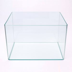 Acvariu sticla 16 l cu colturi rotunjite, elegant si compact, perfect ca acvariu 16 l pentru apartamente si birouri. Fabricat din sticla rezistenta, acest acvariu sticla este sigur, usor de curatat si pune in valoare culorile plantelor si pestilor. Alege un acvariu ieftin, de calitate, pentru un habitat sanatos si estetic ca acvariu pesti modern.