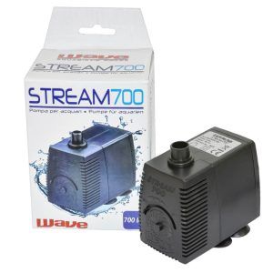 Pompa submersibila silentioasa cu debit max 710 l/h. Pompa submersibila 7W reglabila. Stream sunt pompe pentru fantani arteziene mici, pompe electrice de apa de buna calitate. Reglajul debitului de apă există la această pompă submersibilă. Utilizată la fântâni arteziene si acvarii. Poate evacua cu usurință apa dintr-un recipient sau poate transfera apa dintr-un recipient în altul. Detalii tehnice: Debit maxim: 710 litri / oră. Înălțimea maximă a coloanei de apă ridicată dată de producător: 115 cm. Putere electrică: 7 W. Diametru ștuț evacuare apă: 13 mm. Dimensiuni: 48 x 80 x 80 mm. Pompele submersibile Stream sunt renumite pentru eficiența lor și sunt perfecte pentru utilizări variate în fântâni arteziene și acvarii, oferind un control precis al debitului și un consum redus de energie.