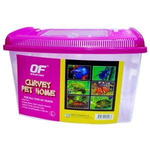 Acvariu plastic animale mici cu capac easy acces în acvariu. Acvariu din plastic cu capac pt. transport sau izolare pesti, insecte, brosute si alte animale mici. Mini acvariu din plastic transparent usor curbat ideal în egală măsură atât ca acvariu pentru diverse specii de pești exotici, insecte, broscuțe etc. , cât și pentru transportul peștilor, amfibienilor si a altor animale mici. Acvariu din plastic cu capac pentru animale mici si acces facil, solutia optima pentru ingrijirea, transportul sau izolarea in siguranta a pestilor, insectelor, broscutelor si altor animale mici. Conceput pentru a oferi atat confort cat si securitate locatarilor sai, acest acvariu este ideal pentru proprietarii de animale care cauta o metoda sigura si practica de gestionare a micilor lor prieteni. Fabricat din plastic rezistent, acest acvariu este echipat cu un capac dotat cu un sistem inteligent de blocare, conceput pentru a preveni deschiderea accidentala. Aceasta caracteristica asigura ca animalele raman in siguranta in interiorul acvariului, fara riscul de a evada sau de a fi deranjate neintentionat. Acvariu din plastic cu capac ce are acces facil si permite proprietarilor sa interactioneze cu animalele lor de companie fara a compromite securitatea acestora. Fie ca este vorba de hranire, curatare sau pur si simplu de a verifica starea de bine a locatarilor, capacul faciliteaza accesul rapid si usor. Ideal atat ca spatiu de locuit permanent, cat si ca solutie temporara pentru transport sau izolare, acest acvariu reprezinta alegerea perfecta pentru orice situatie. Indiferent daca ai nevoie sa separi pestii bolnavi de restul coloniei, sa transporte animale mici in siguranta sau sa creezi un habitat temporar pentru broscute sau insecte, acvariul nostru iti va satisface toate necesitatile. Alege acest acvariu plastic animale mici cu capac si bucura-te de o solutie de inalta calitate, sigura si versatila, care iti va imbunatati experienta de ingrijire a micilor tale prieteni. Investeste in confortul si securitatea lor cu un produs conceput sa raspunda celor mai inalte standarde de functionalitate si durabilitate. Dimensiuni inclusiv capac: 30 cm. (Lungime) x 21 cm. (lățime) x 21 cm. (înălțime). Dimensiuni efective bazin plasic: 29,5 cm. (Lungime) x 19 cm. (lățime) x 17,5 cm. (înălțime). Disponibil într-o gamă variată de culori.