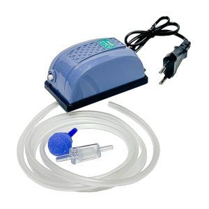 Pompa cu accesorii aerare acvariu ce include pompa de aer, piatra de aer cu diametrul de 20 mm, o valva unisens si 2 metri furtun de aer. Pompa de acvariu este destinata acvariilor de pana in 70 de litri. Are o singura iesire si 2 trepte ale debitului de aer: mai tare sau mai incet. Este destinata numai pentru utilizare externa. Are un regim de functionare permanent. Functioneaza la coloane de apa de pana la 40 centimetri. Numar iesiri aer: 1. Debit de aer maxim: 3,5 litri / minut (210 litri / ora). Presiune: 0,02Mpa Motorul electromagnetic cu regim de functionare nonstop prin vibrare emite un nivel de zgomot ce nu deranjeaza si care este normal pentru o pompa de aer pentru acvariu. Consum electric: numai 3 W. Dimensiuni: 10 cm (Lungime) x 5,5 cm (latime) x 4,5 cm (inaltime) Datorita dimensiunilor sale mici este usor ca pompa sa fie pozitionata in spatele acvariului. Poate functiona 24 de ore pe zi si se conecteaza la furtunul standard de aer cu care vine la pachet. Pompa este echipata cu o ureche de prindere care ii permite sa functioneze si in pozitia agatata. Dimensiunile mici confera un mare avantaj. Poate fi asezata cu usurinta langa acvariu sau in spatele acestuia – va deveni practic invizibila. Acvariul va atrage atentia iar pompa de aer isi va face treaba in fundal. Cele patru picioruse de cauciuc reduc vibratiile pompei si minimizeaza zgomotul de functionare. Pompa este extrem de eficienta din punct de vedere energetic. Consumul de energie electrica este de doar 3W.