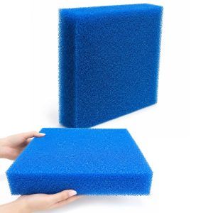 Burete filtrant apa albastru 50x50x10 cm grosier prezentat cu maini pentru comparatie