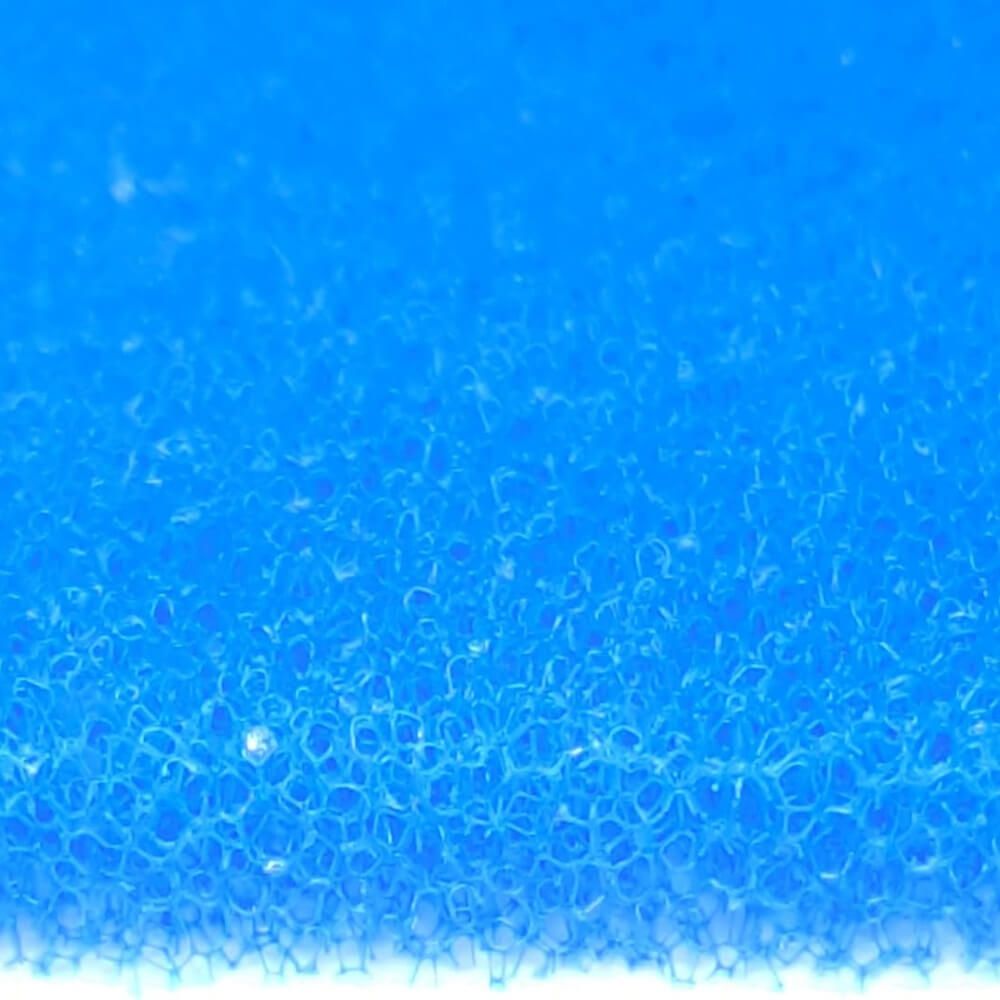 Filtru burete apa placa 50x50x3 cm biologic iaz 3 Filtru burete apa – beneficii principale: Claritate superioara a apei: Filtrul elimina particulele grosiere si murdaria fina, asigurand o apa limpede. Sustine ecosistemul acvatic: Structura microporoasa favorizeaza dezvoltarea bacteriilor nitrificatoare benefice pentru un mediu sanatos. Economie si durabilitate: Placa burete filtrant poate fi folosita de mai multe ori, fiind rezistenta la uzura si curatare. Usor de utilizat: Se poate ajusta rapid la dimensiunile necesare si se intretine cu minim efort.