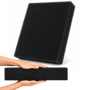 Material filtrant iaz negru 50x50x10 cm prezentat cu maini pentru comparatie