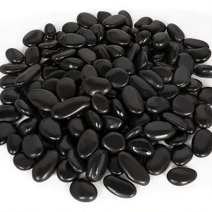 Pietre decorative ghiveci adauga un plus de stil plantelor tale. Aceste pietre negre lucioase ofera un efect premium, fiind ideale ca pietre negre decorative pentru aranjamente interioare. De asemenea, pietre negre acvariu si alte pietre acvariu ofera contrast spectaculos, transformand spatiile cu pietre negre in decoruri moderne.