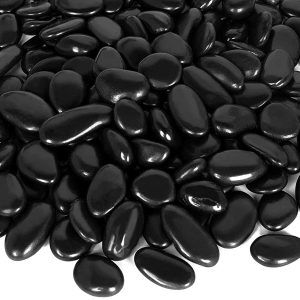 Pietre negre decorative adauga rafinament plantelor si spatiilor verzi. Ideale ca pietre decorative pentru flori, aceste pietre decorative ghiveci mentin umezeala si ofera un aspect premium. Foloseste pietre negre acvariu pentru contrast elegant sau pietris decorativ negru pentru design modern si durabil.